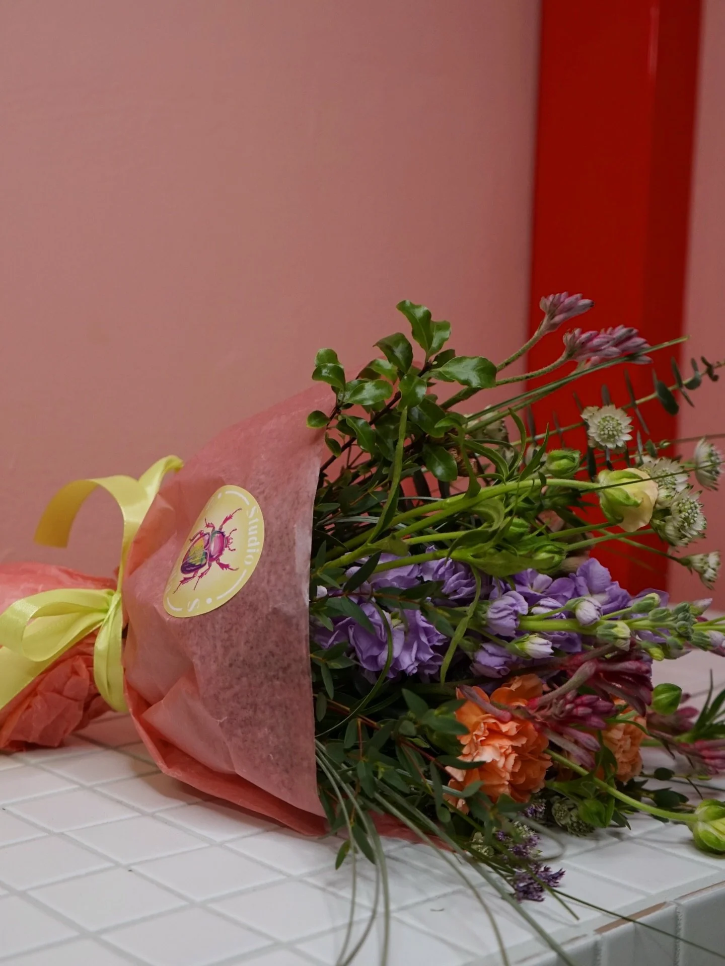 Hyv&auml;&auml; viikon alkuu kukkayst&auml;v&auml;t 🌸 Ulkona kauniit lumikuorrutteet, mut mieli vaeltaa jo kev&auml;&auml;ss&auml;. T&auml;s kimpussa kaikkea hele&auml;&auml; neilikoista leukoijiin, isot&auml;htiputkiin ja kenguruntassuihin! 🦘