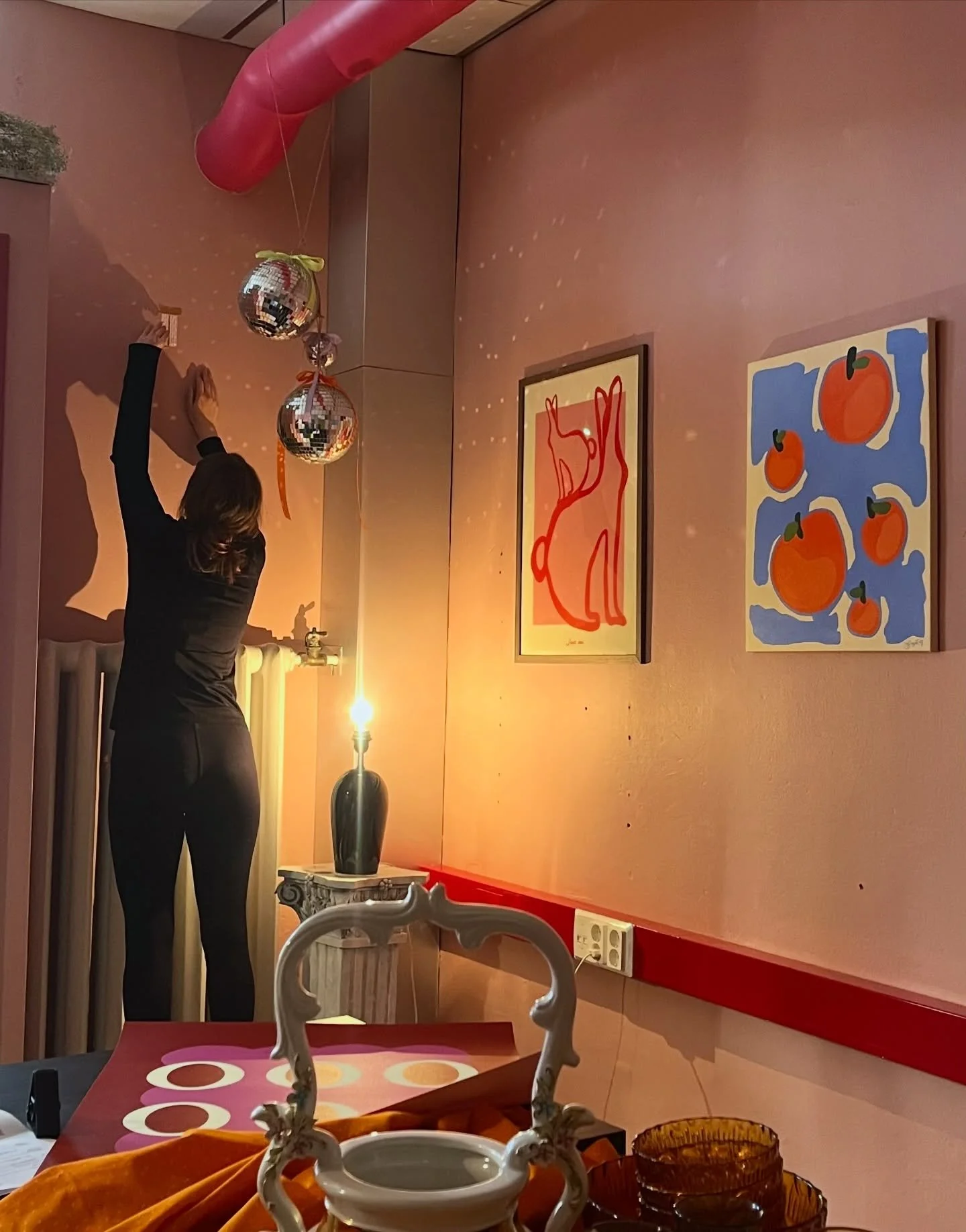 @sonjasuleima toi v&auml;ri&auml; studiolle! N&auml;it&auml; herkullisii teoksia n&auml;ht&auml;vill&auml; (ja tietty ostettavissa) keskiviikosta eteenp&auml;in. Tuli kev&auml;tfiilis 🍊🫧🌞

Tulkaa beibit ihastelemaan!