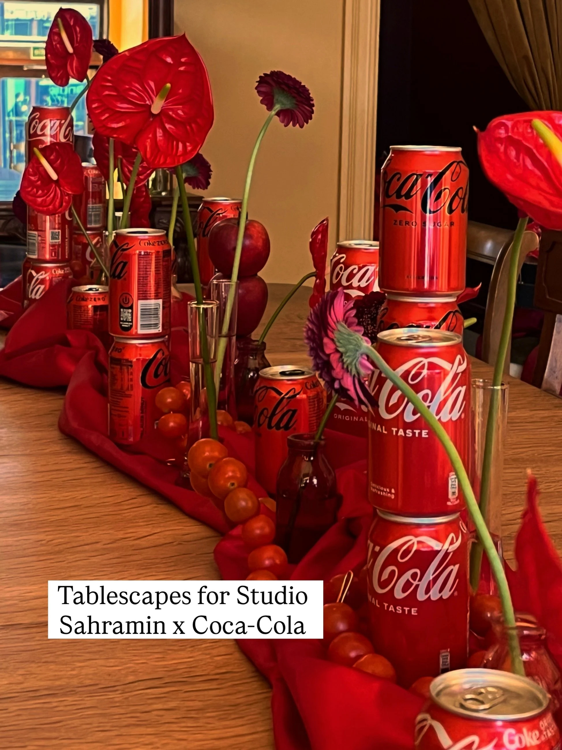 V&auml;h&auml;n aikaa sitten p&auml;&auml;sin toteuttamaan n&auml;&auml; upeen punaiset p&ouml;yt&auml;asetelmat @studiosahramin x  @cocacolaeurope Tubecon-etkoille! Aina ilo p&auml;&auml;st&auml; tekee tomaattihelminauhoja ja k&auml;ytt&auml;m&auml;