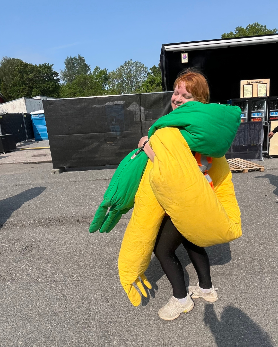 Festivaalituottaja somistamassa Kesärauhan festivaalialuetta