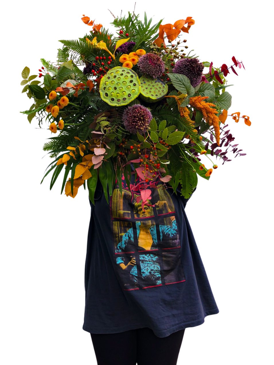 Vihreistä kasveista ja kukista koostuva kukkakimppu, jonka piilossa on henkilö.