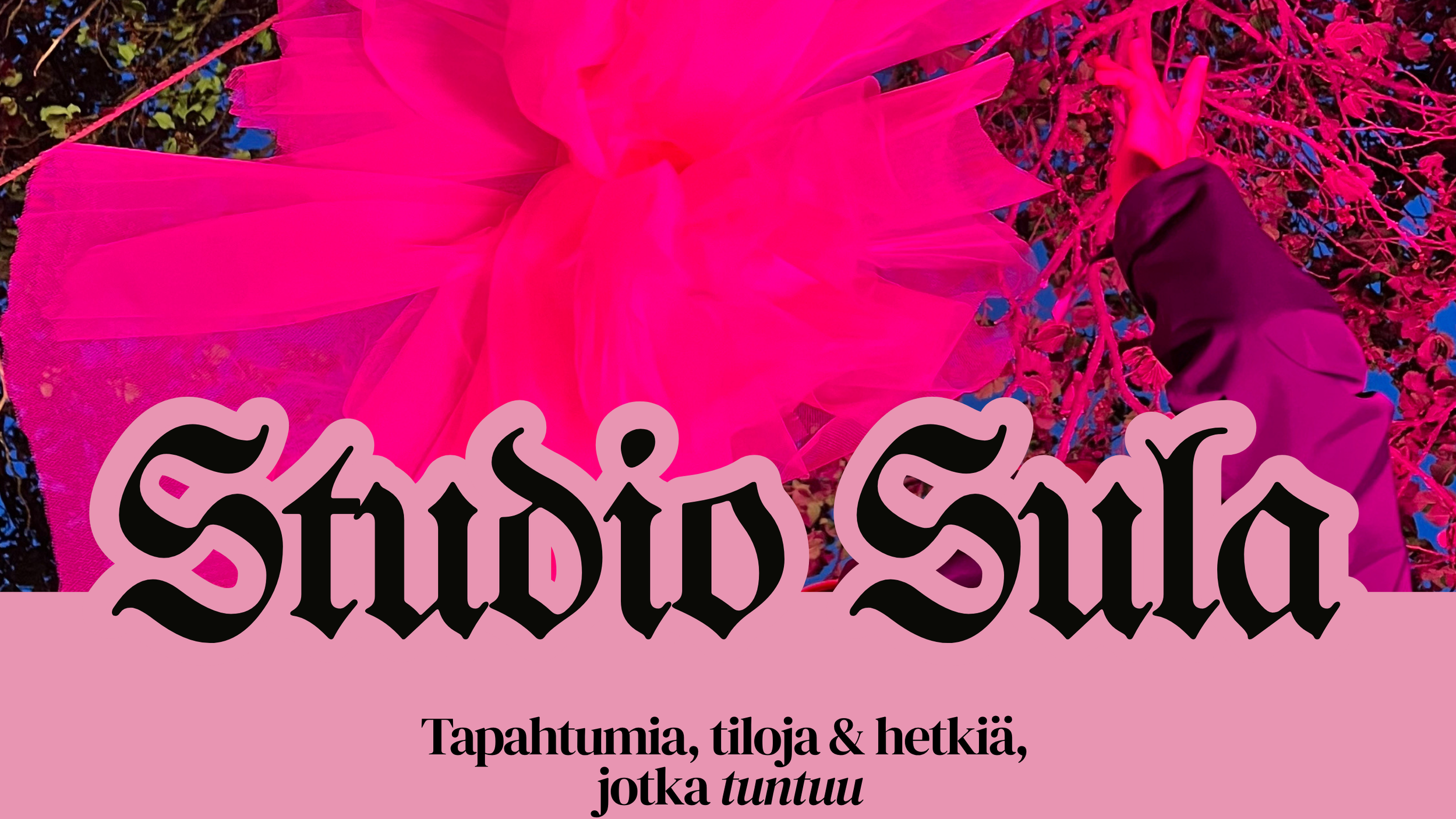 Värikäs valokuva, jossa on vaaleanpunainen tausta ja suuri pinkki teksti. Kuvassa on myös suuri tyllistä tehty ruusuke ja käsi, joka kiinnittää sitä. Teksti sisältää sanoja 'Studio Sula' ja pienempänä 'Tapahtumia, tiloja & hetkiä, jotka tuntuu'.