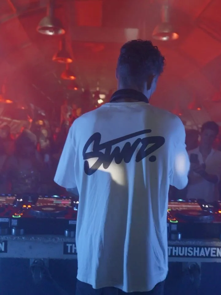 So much energy last Saturday at @thuishaven, a big big thank you to everyone who partied with me 🙏 I had so much fun playing this energetic set and the atmosphere on the dance floor was insane. See you next time!

1 - New ID collab with @cyantist.of