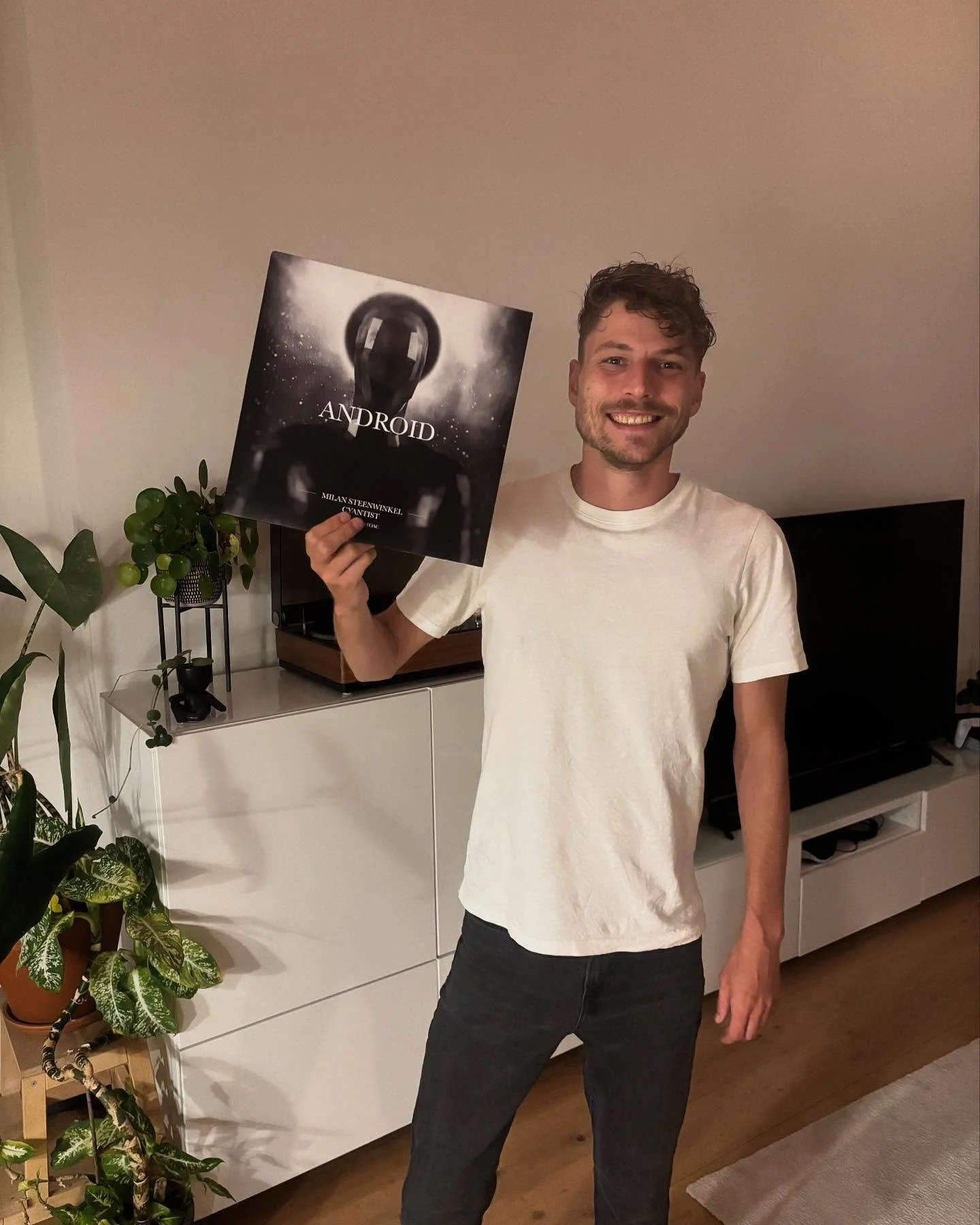 Just got back home after 4 weeks of vacation, and guess what was waiting for me at home 🤩

My Android ep vinyl with @cyantist.official and remix by @stoacmusic which was released on @sequence_uk 

It&rsquo;s so cool to have a physical copy of my mus
