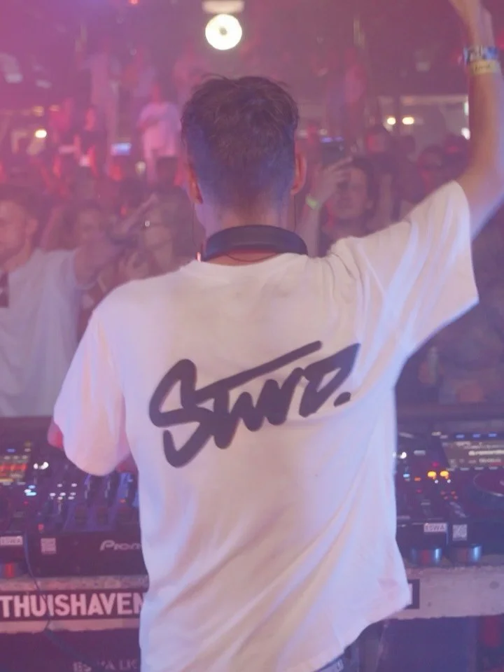 &lsquo;HOLD ME&rsquo; is out now on @purifiedrecords! 

I&rsquo;ve been playing this one a lot lately and am so so happy it&rsquo;s finally released 🙌 It&rsquo;s honestly one of my favorite tracks I&rsquo;ve made and I hope you&rsquo;ll enjoy it jus