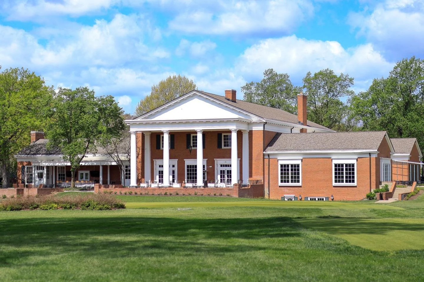 It&rsquo;s hard to beat going into the tee box on no. 4 and seeeing the clubhouse in all its glory! ☀️⛳

#ColumbusCountryClub #GolfSeason #ColumbusGolf #OhioGolf #Clubhouse