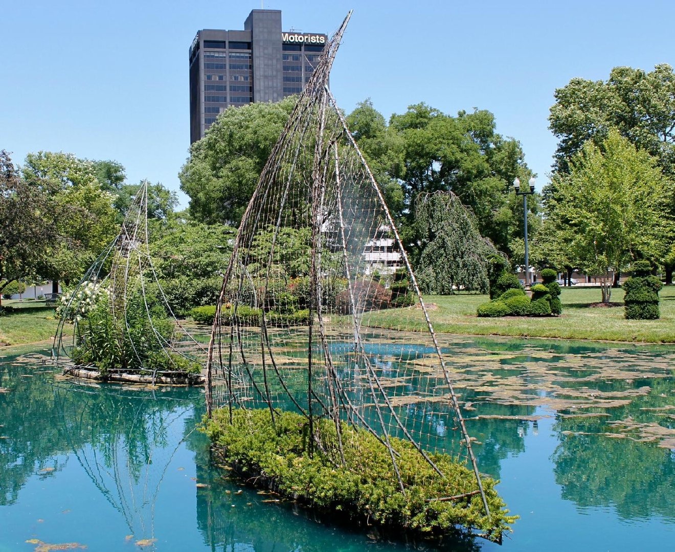 Topiary Park = your new Zen spot. A quick 0.9-mile walk from Horizon West, it&rsquo;s where nature meets art in Downtown Columbus. #TopiaryPark #NatureLovers #HorizonWest #ColumbusOH