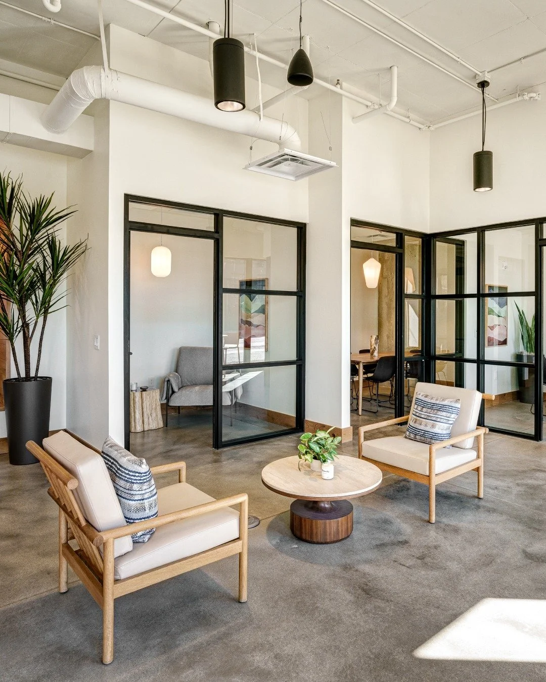 Horizon West conference rooms bring professionalism home, giving every meeting and brainstorming session a polished edge. 
#HorizonWestColumbus #ColumbusOH