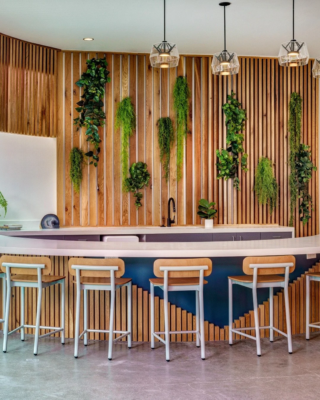 Work calls in the afternoon, social hour in the evening. Our resident bar at Horizon West handles both with sophistication. ✨ 

#HorizonWestColumbus #ColumbusOH