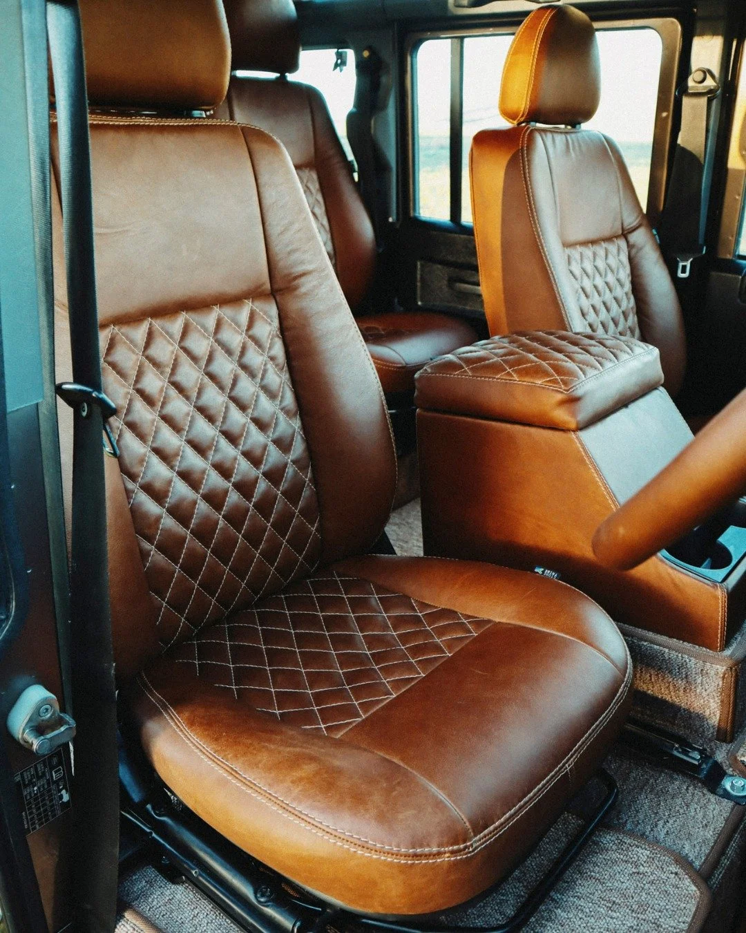 This Defender&rsquo;s interior has been completely reimagined - full leather seats, diamond-stitched detailing, and handcrafted  by Stone Tribe Auto Leather Worx. 🖤

#StoneTribe #LeatherWorx #CustomDefender #DefenderLife #LandRoverDefender #LandRove