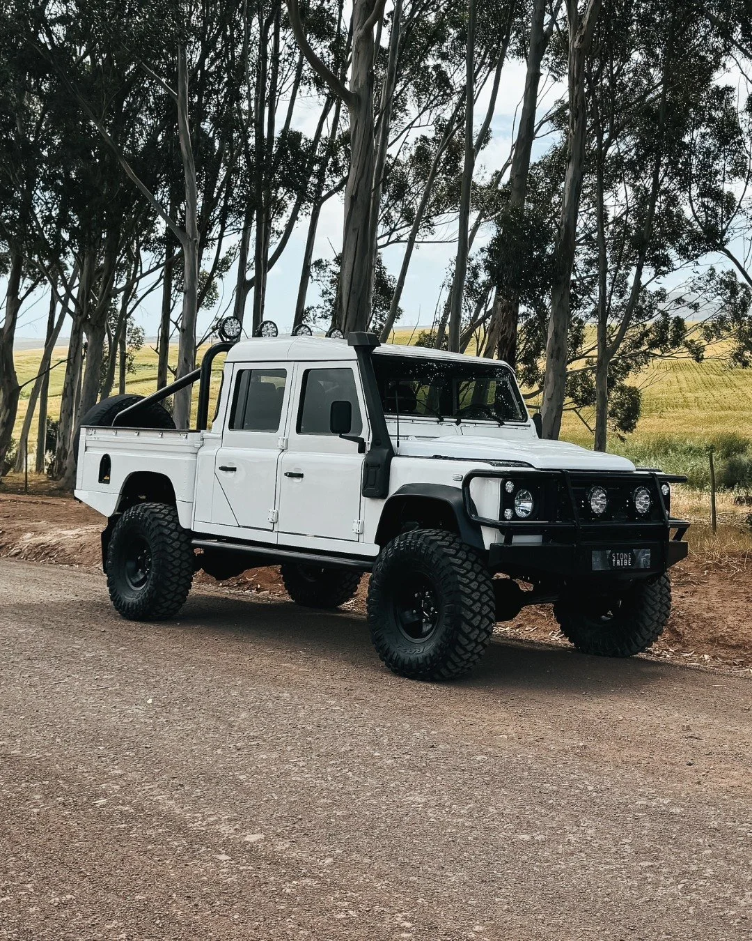 Tough on trails, easy on the eyes. 😉 

FOR SALE: 2000 Land Rover Defender 130 Td5 🔥 These Defender 130s are incredibly hard to find, especially in LHD configuration. 

View more online. Link in bio. 

#StoneTribe #Defender130 #CustomDefender