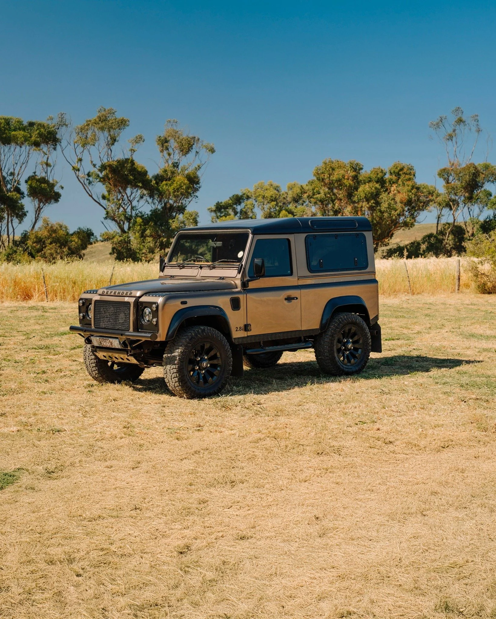If you&rsquo;ve been waiting for the one&hellip; this is it 🔥 1999 Defender 2.8i for sale! A true collector&rsquo;s gem. View full specs &amp; details on our site.

#StoneTribe #LandRover #Defender #Defender90