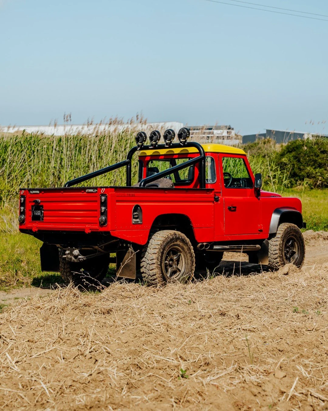 Why buy presents for everyone else when you can spoil yourself with a 1994 Defender 110 Hi-Capacity? 🎄😎 View more - link in bio.

#StoneTribe #LandRover #Defender