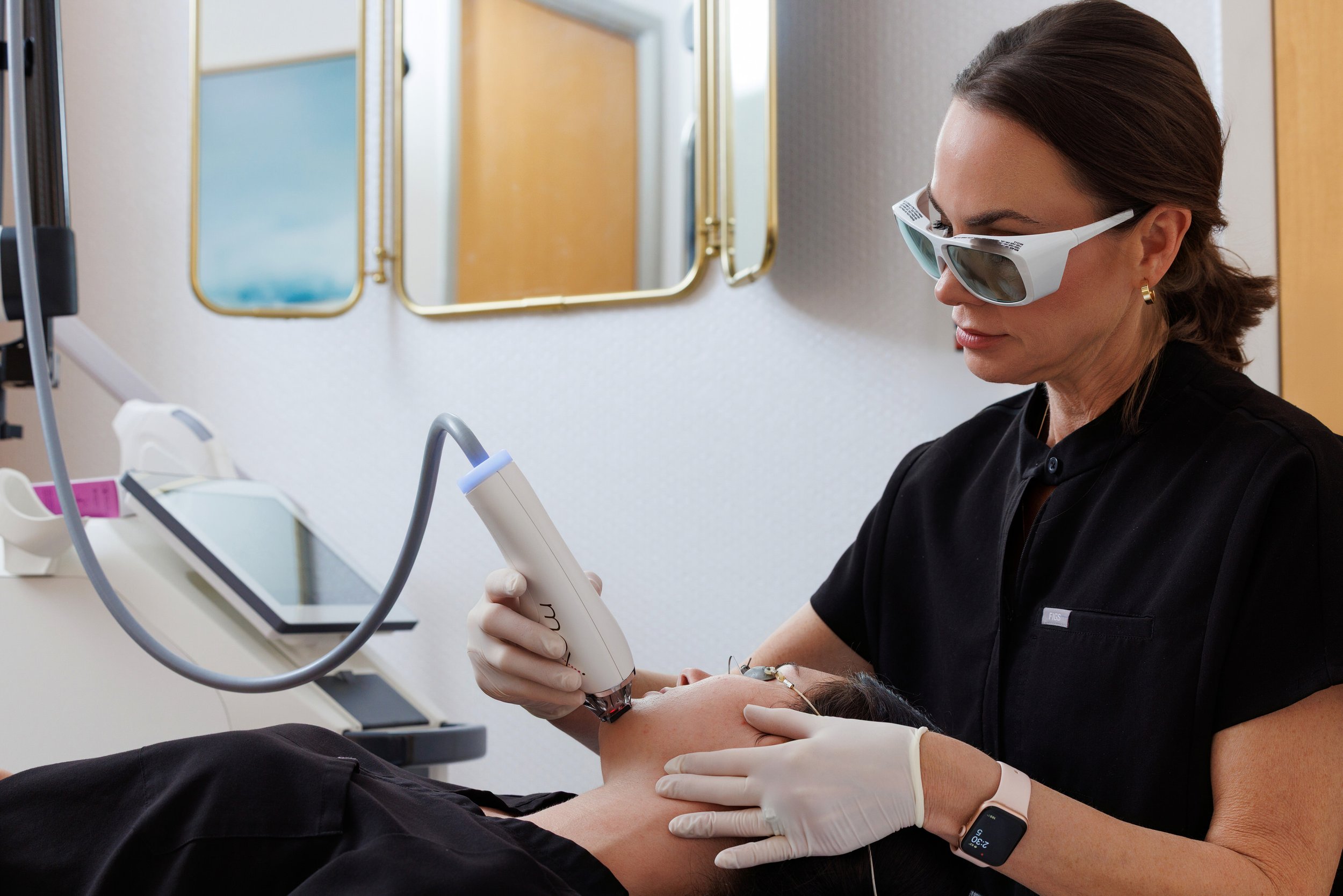 Jen Davis performing an aesthetic treatment