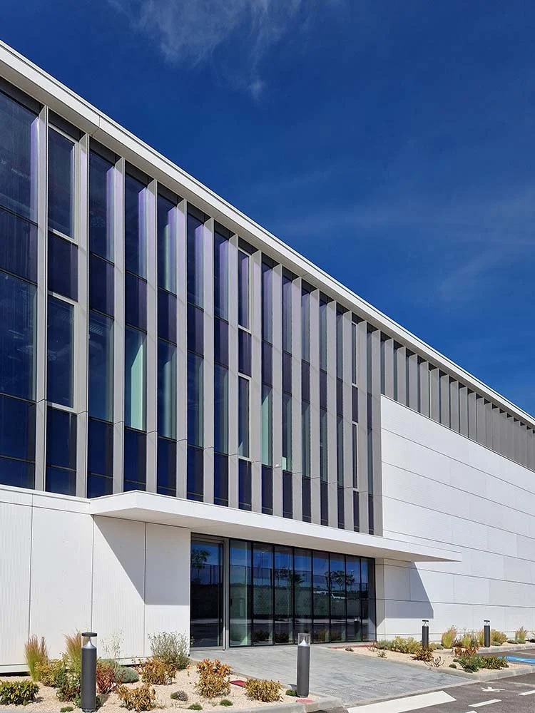 Madrid data centre – side elevation showing curtain wall, fins, and entrance canopy