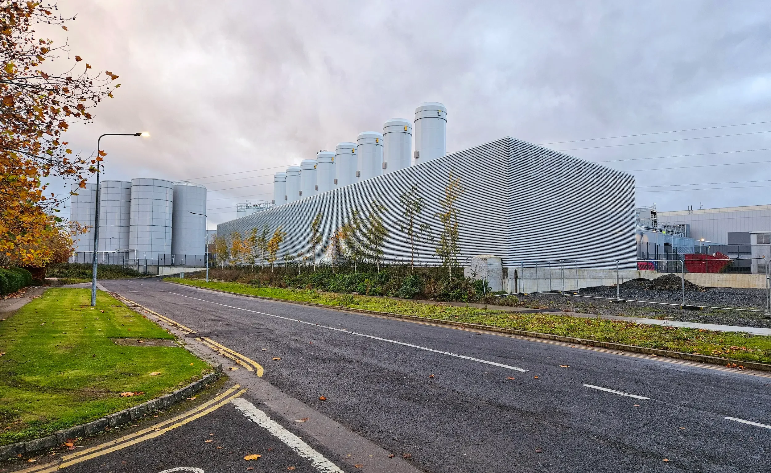 Dublin data centre DB5 – full site exterior with fuel storage tanks