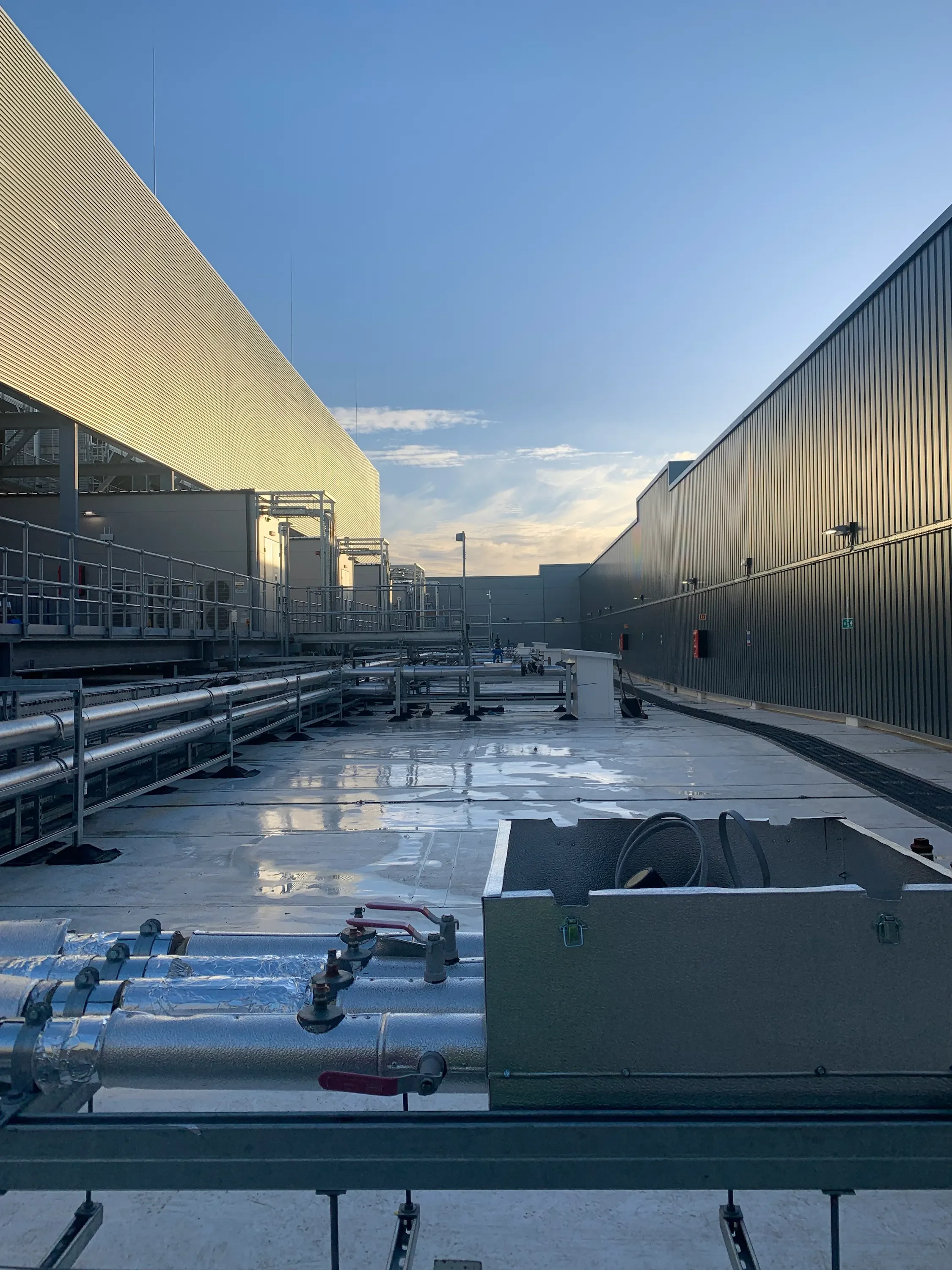 Dublin data centre DB5 – rooftop MEP corridor between halls