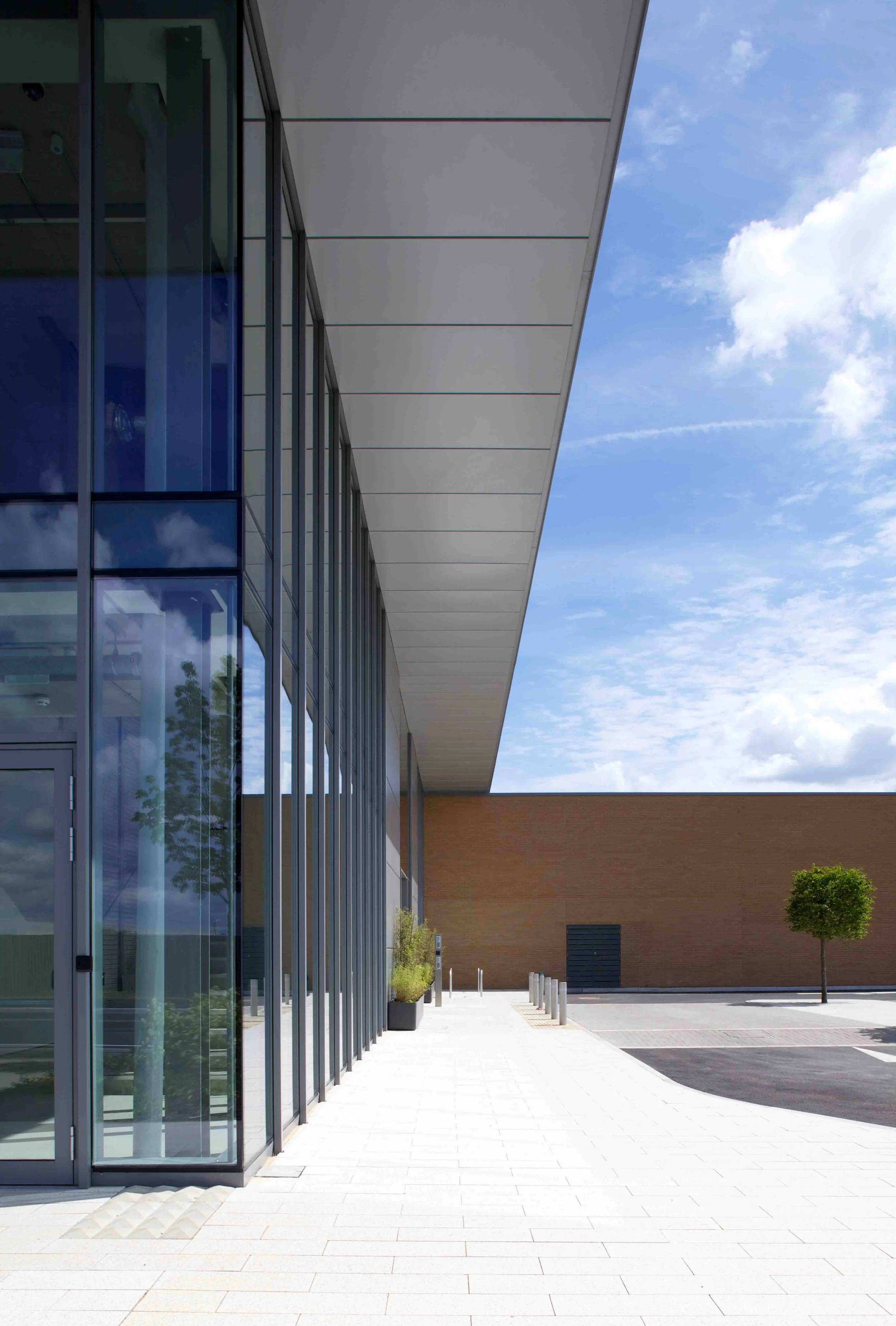Circle Reading Hospital – entrance canopy and full-height curtain wall