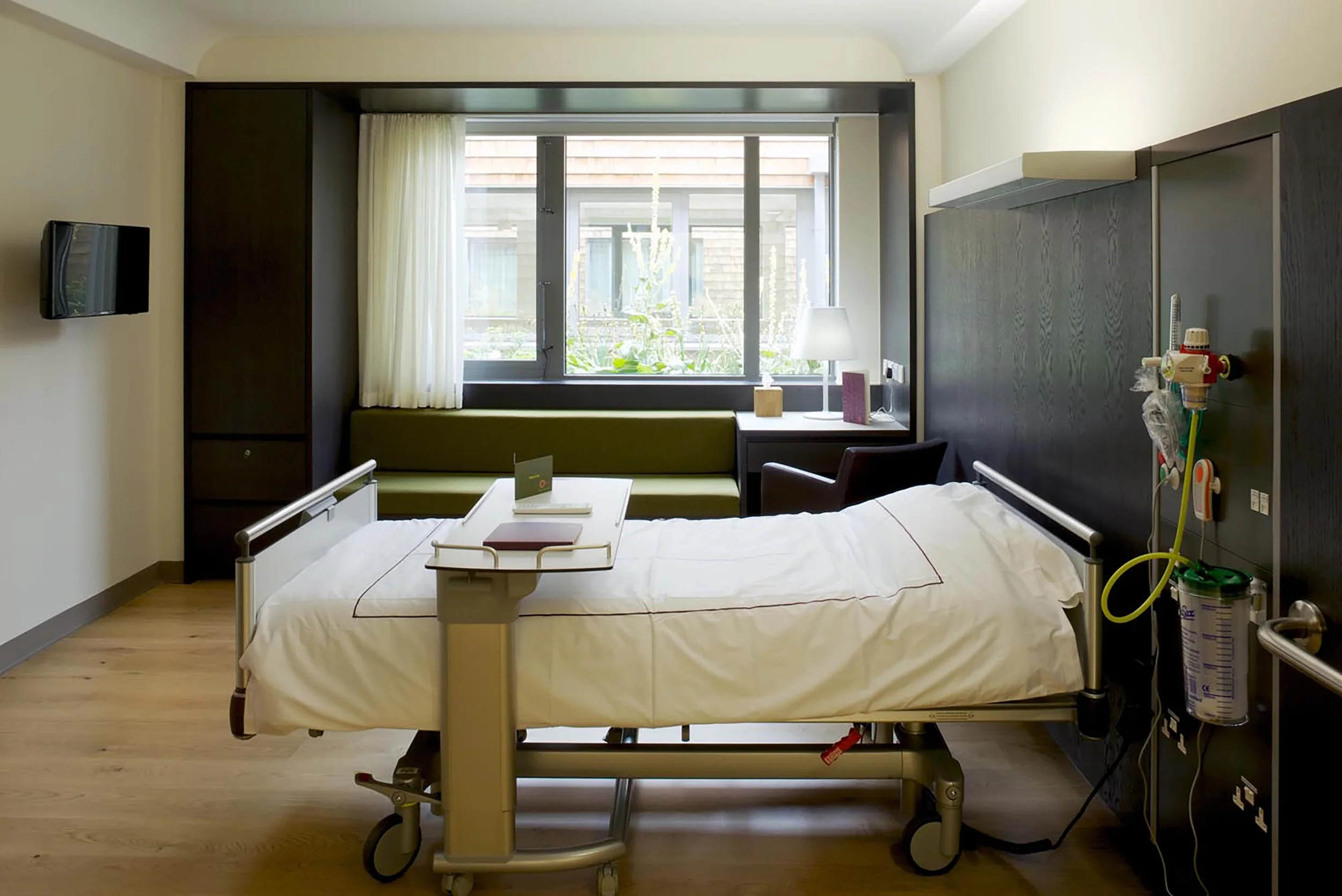 Title: Circle Reading Hospital – patient bedroom interior