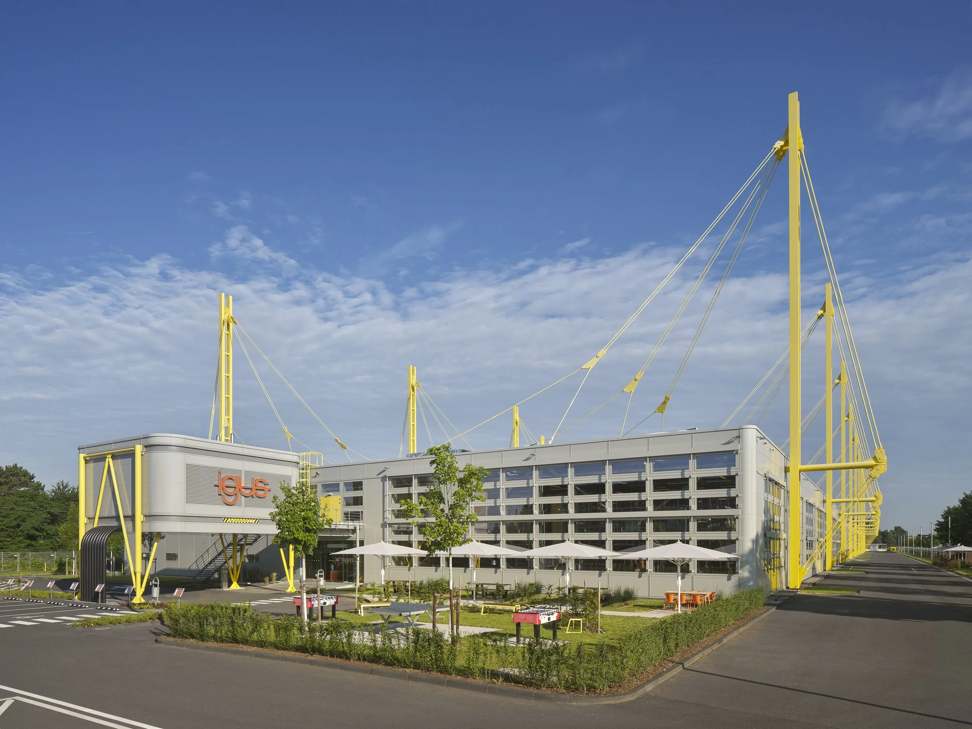igus phase 8 Entrance Courtyard Daytime Cologne