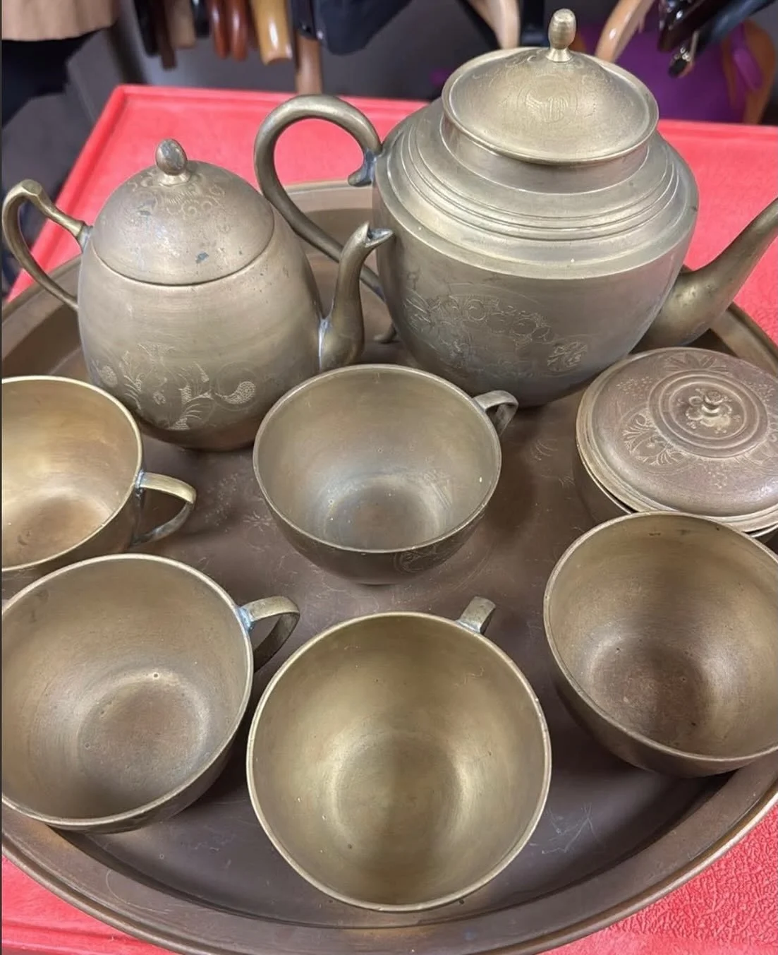 Every piece has a story.

Take this Korean brass tea set, for example. Adorned with intricate engravings, it was once gifted by a Korean captain to a British lieutenant during the Korean War.🫖