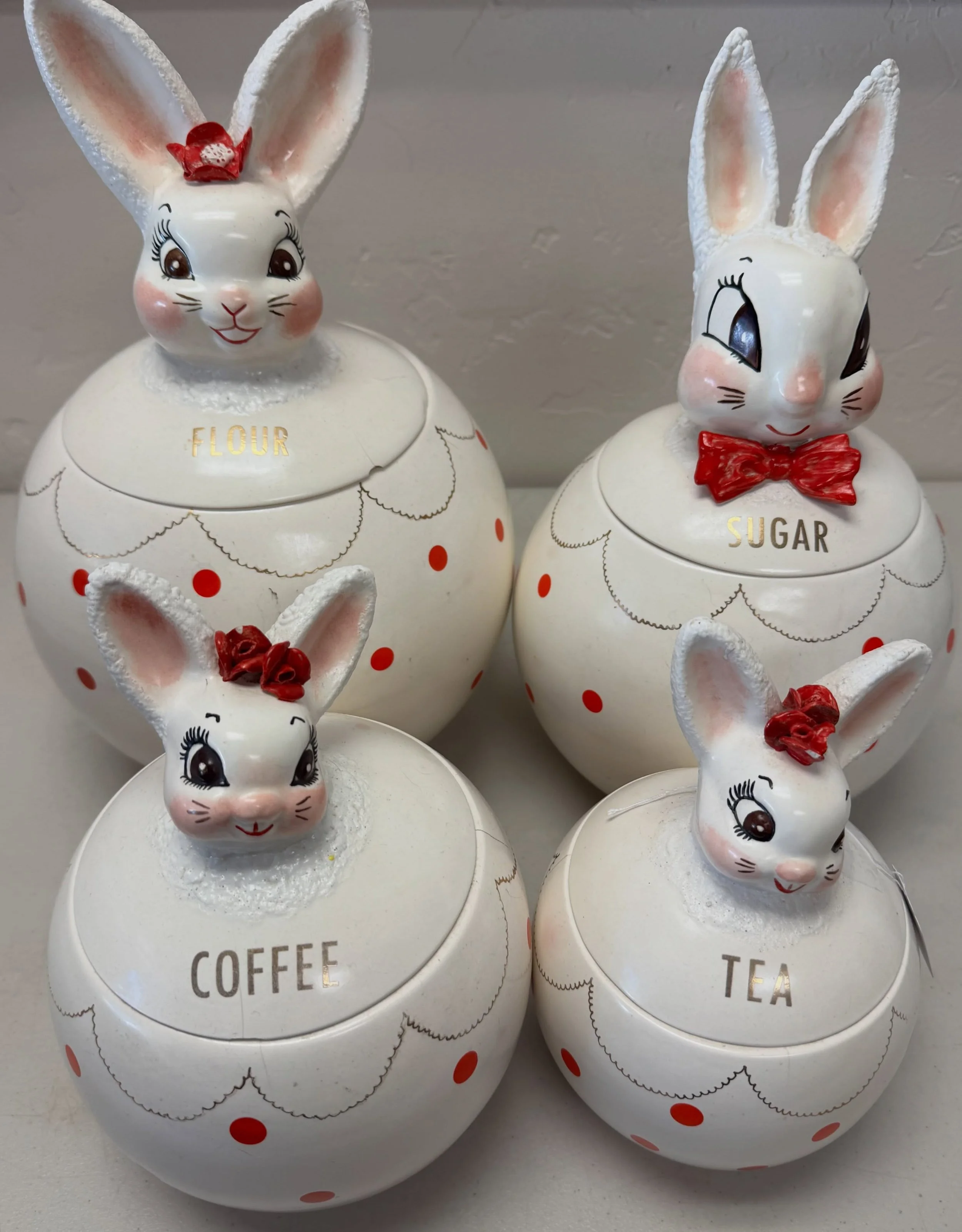 The sweetest little vintage bunny canisters you ever did see!🌹🐰🎀