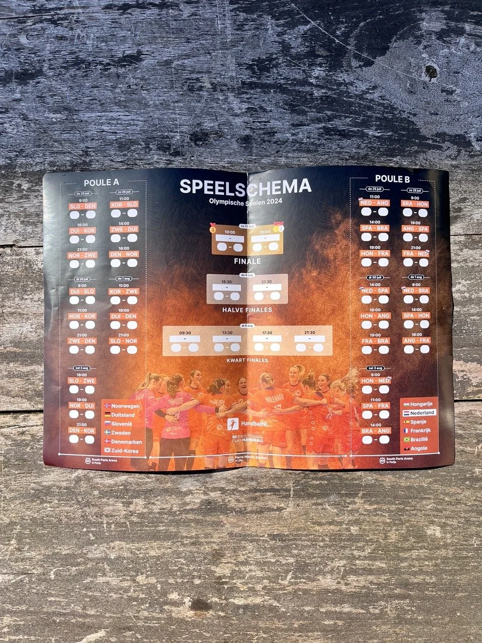 Het speelschema voor de Olympische Spelen 2024, ontworpen vanuit een platte Excel, met een overzichtelijke en intuïtieve visuele weergave die veel is gebruikt en gedrukt.