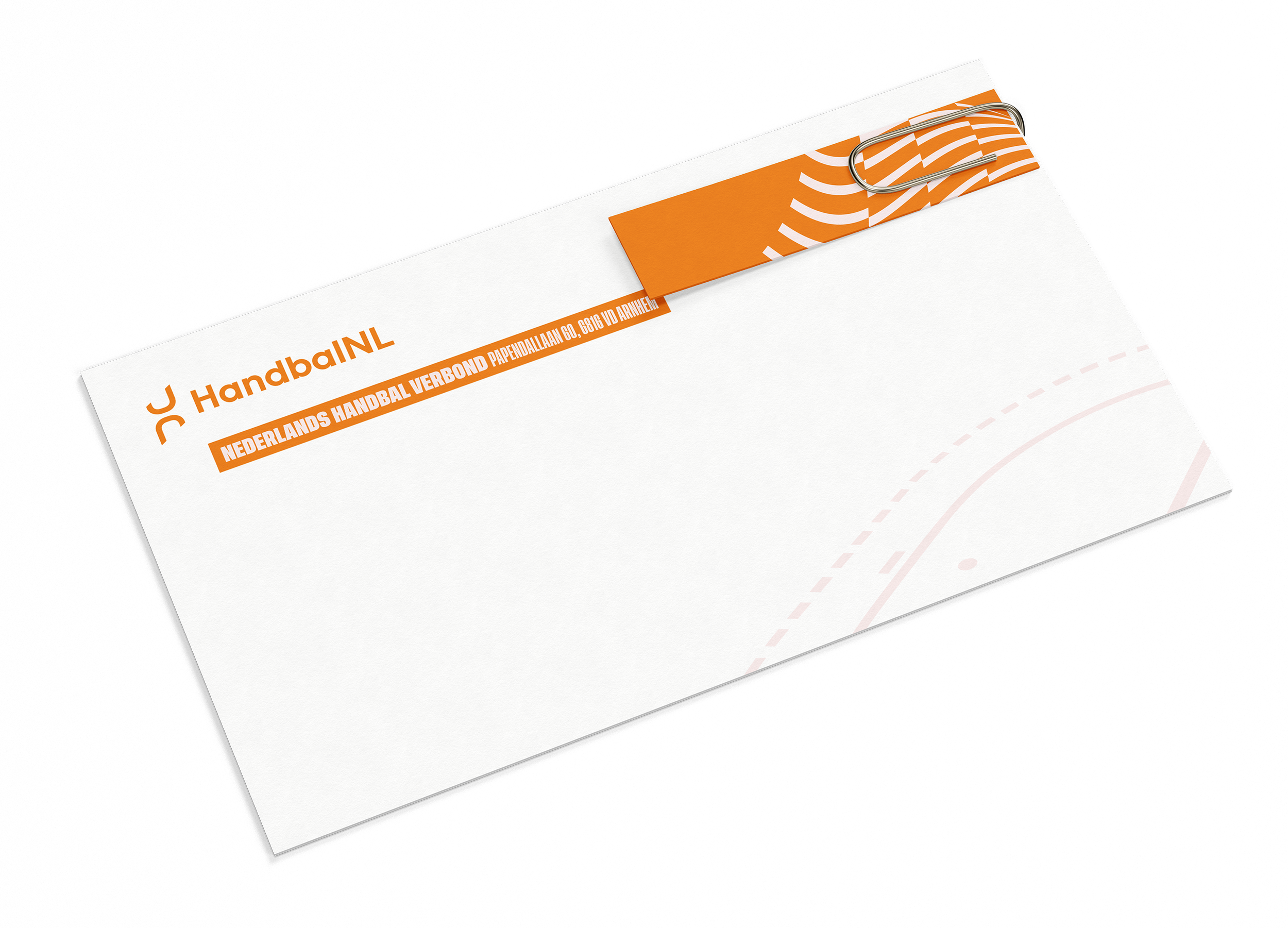 Wit envelop met oranje en witte ontwerpdetails, logo en tekst van HandbalNL en Nederlands Handbal Verbond