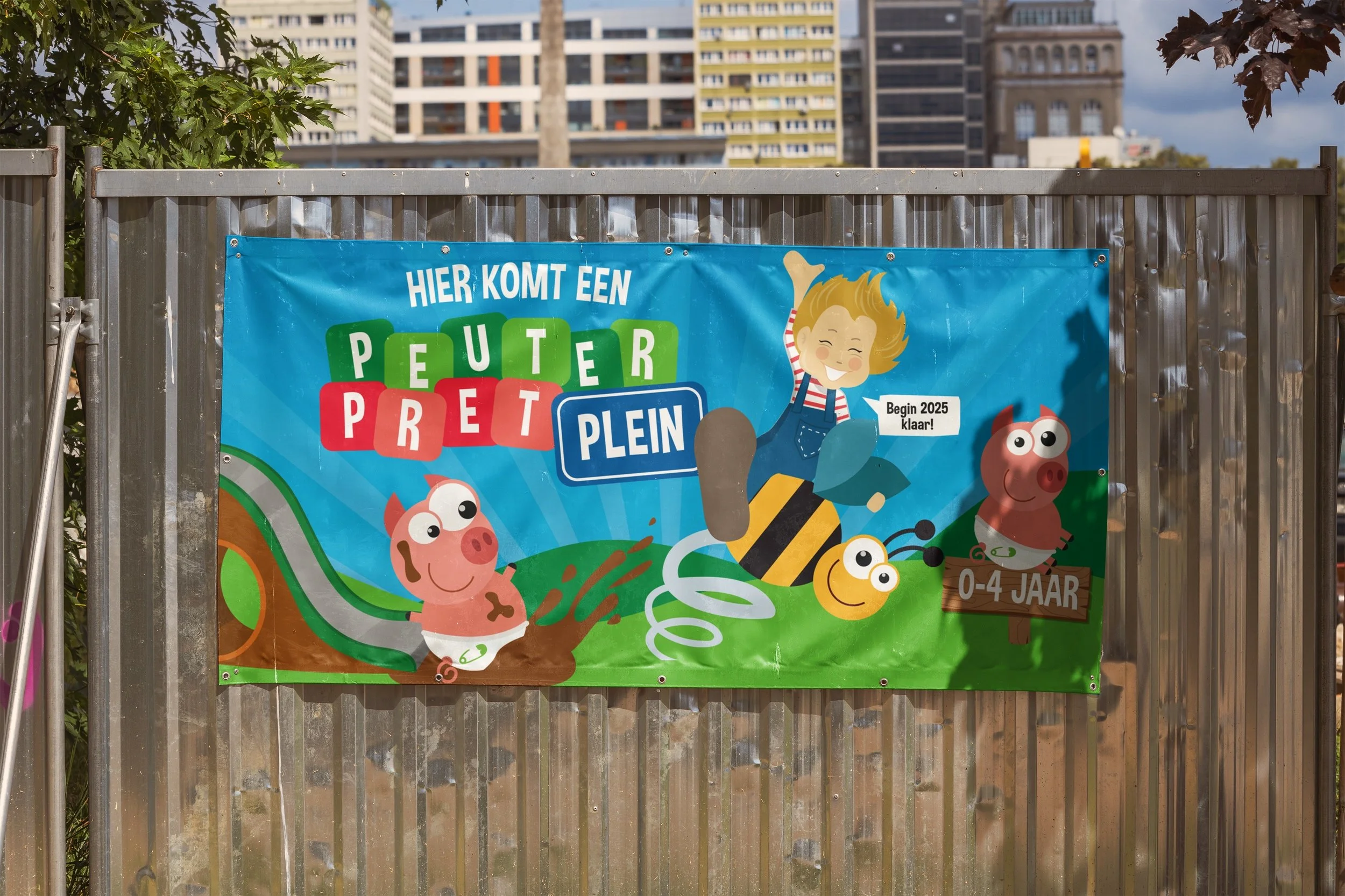 Een kleurrijk spandoek voor de Flierefluiter, speciaal gemaakt om de opening van een nieuw plein feestelijk te promoten.