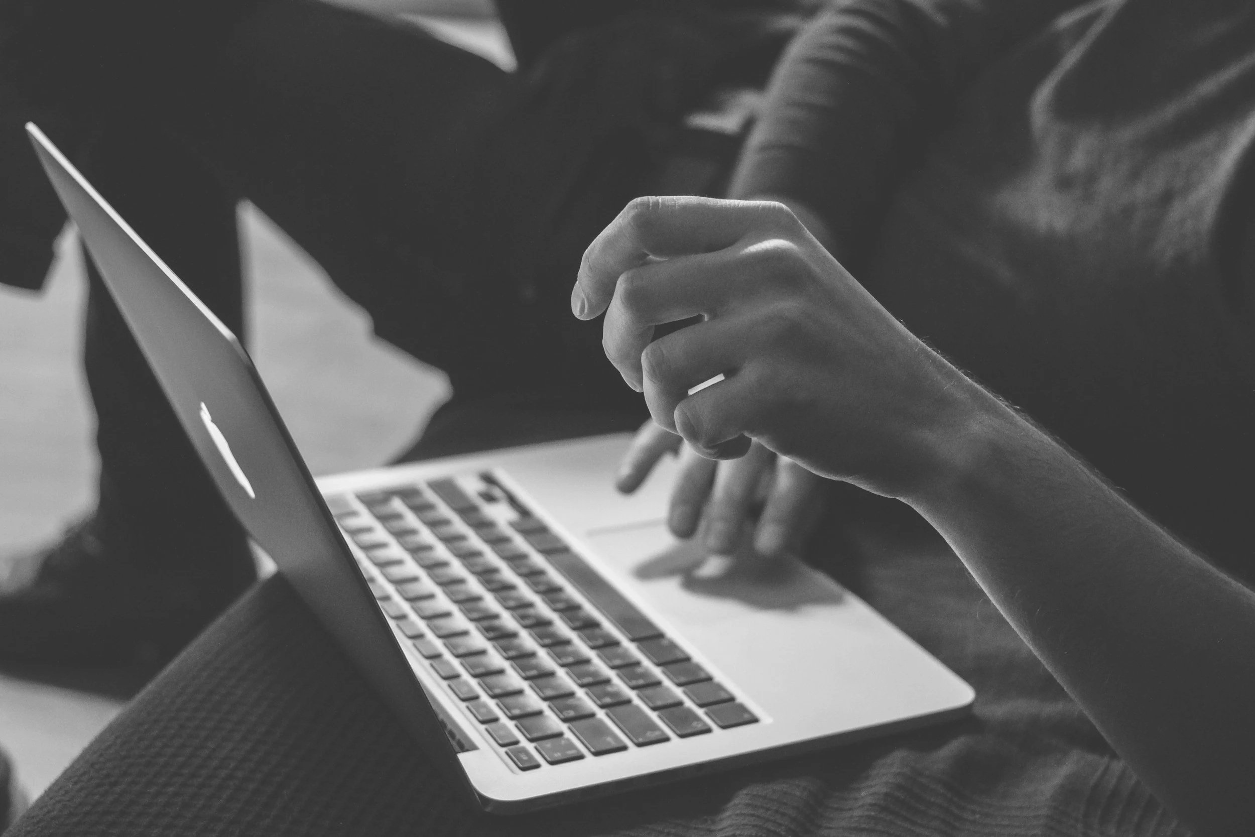 Social media manager che utilizza un computer, al lavoro per i suoi clienti.