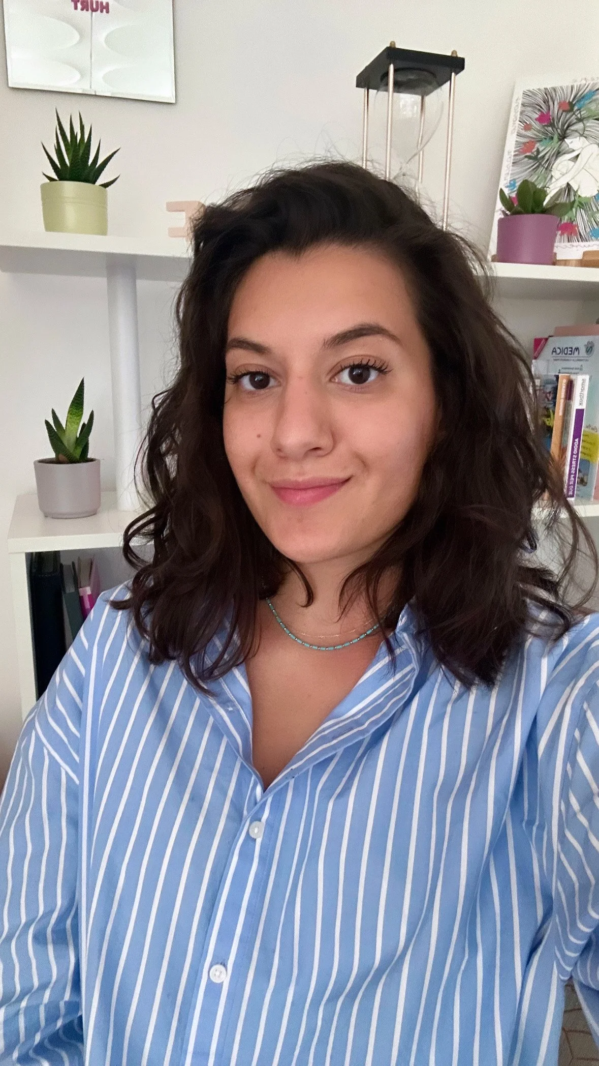 Greta Castellano, social media manager nella sua postazione di lavoro