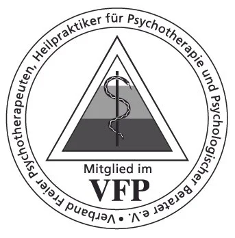 Logo mit einem Dreieck, einem Stern und einem Zitat, das die Mitgliedschaft im VFP für Psychotherapeuten anzeigt.