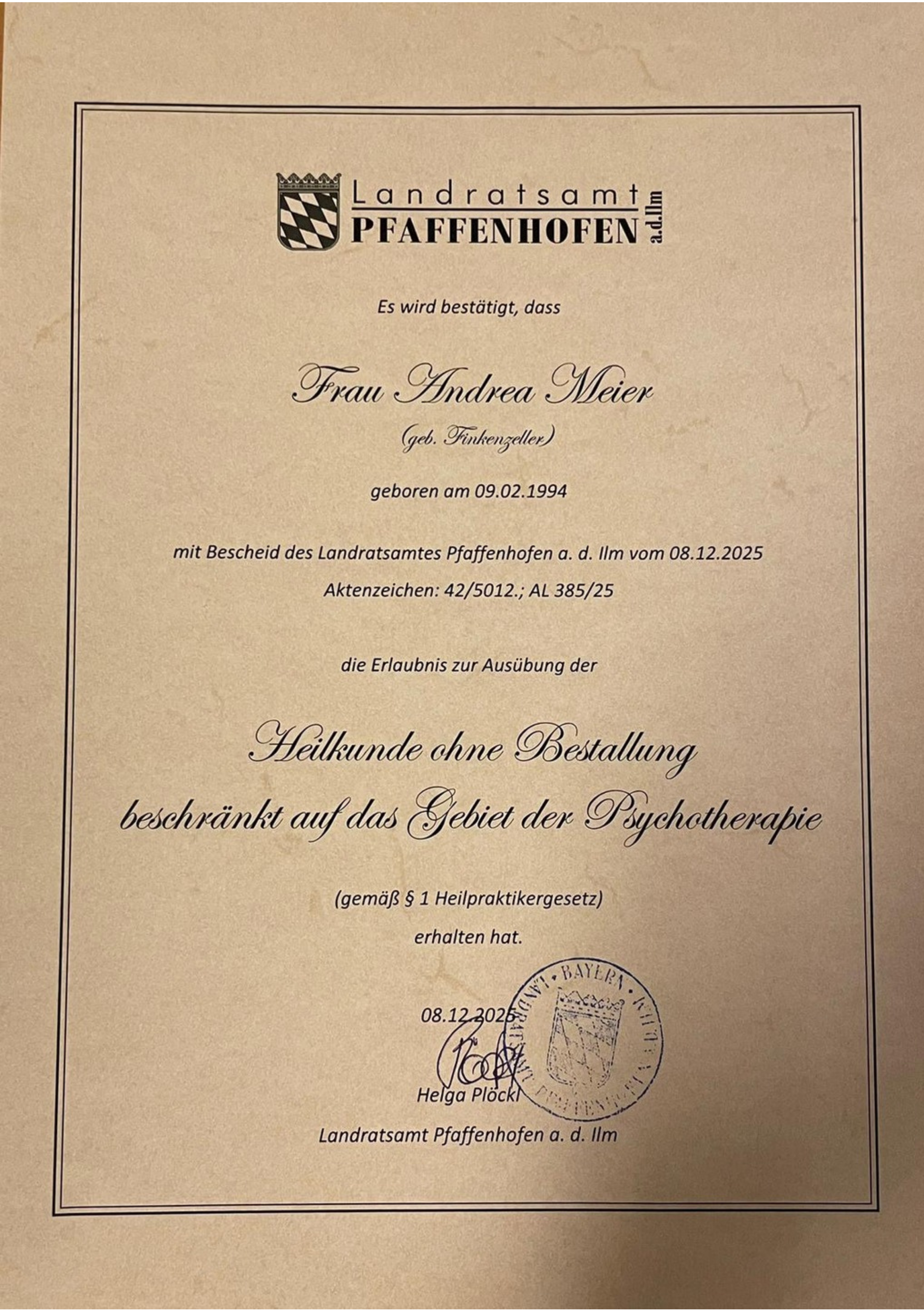 Amtliche Urkunde mit Siegels, Unterschriften und Stempeln vom Landratsamt Pfaffenhofen, bestätigt die Ausbildung von Heilkunde ohne Bestellung, unterschrieben von Helga Plöck am 08.12.2025.