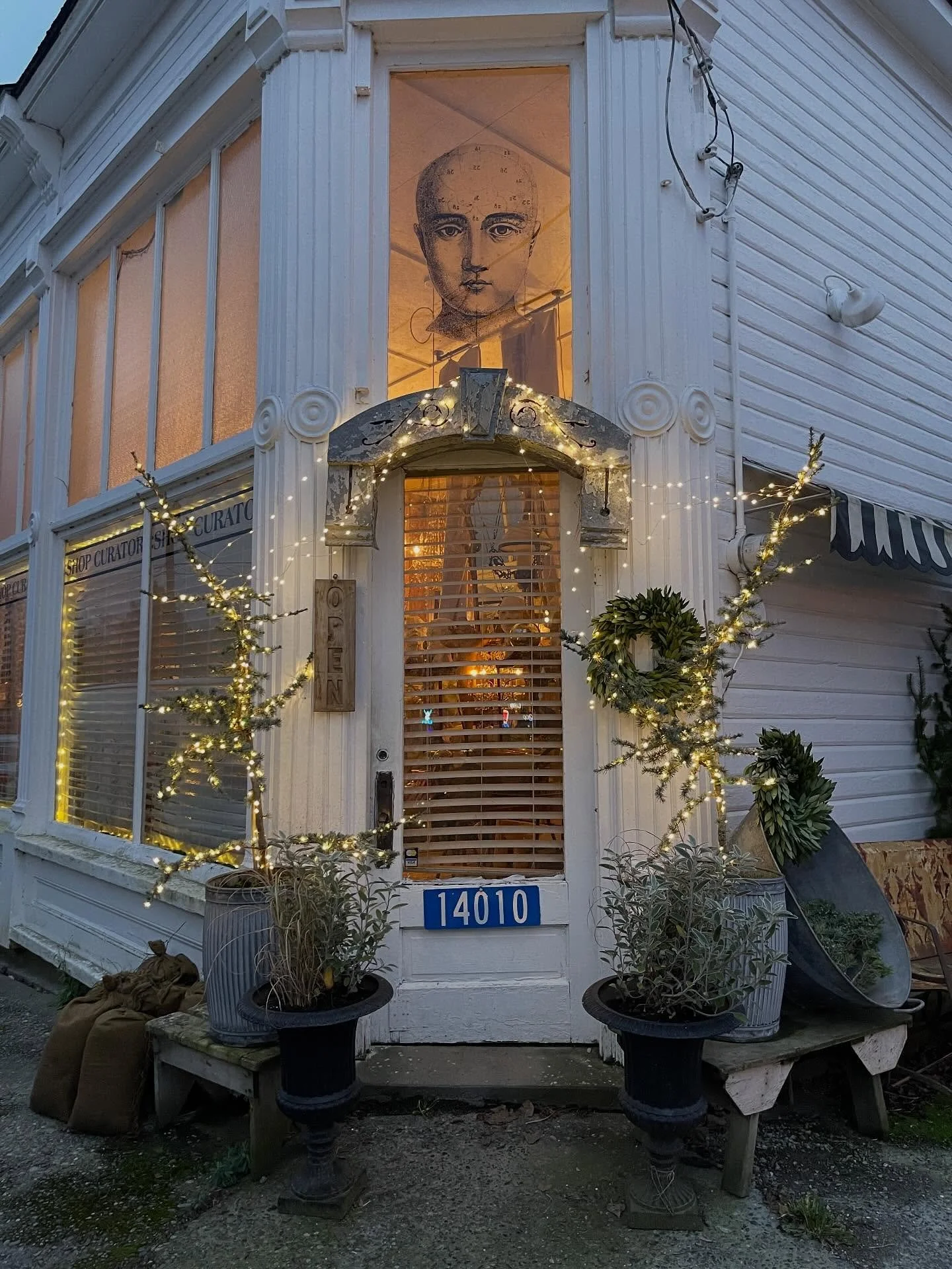 Winter excursion to Skagit Valley, WA reveals a deep reverence for the strange, the fantastical, and the fauna-based. 

@shopcuratoredison 
#bowedison 
#skagitvalley
#animaldecor