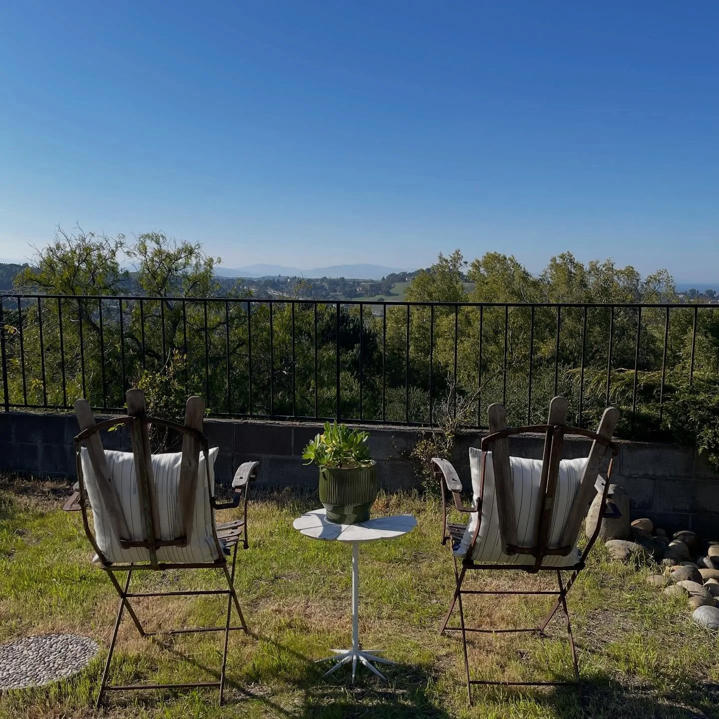 The Pinole hills are alive and graced with fresh air, rolling green space, and big blue skies in every direction. There are no bad angles, and 2662 Carmelita Way is the best of all worlds: Smart, one-level view home, serene natural setting, quiet cul