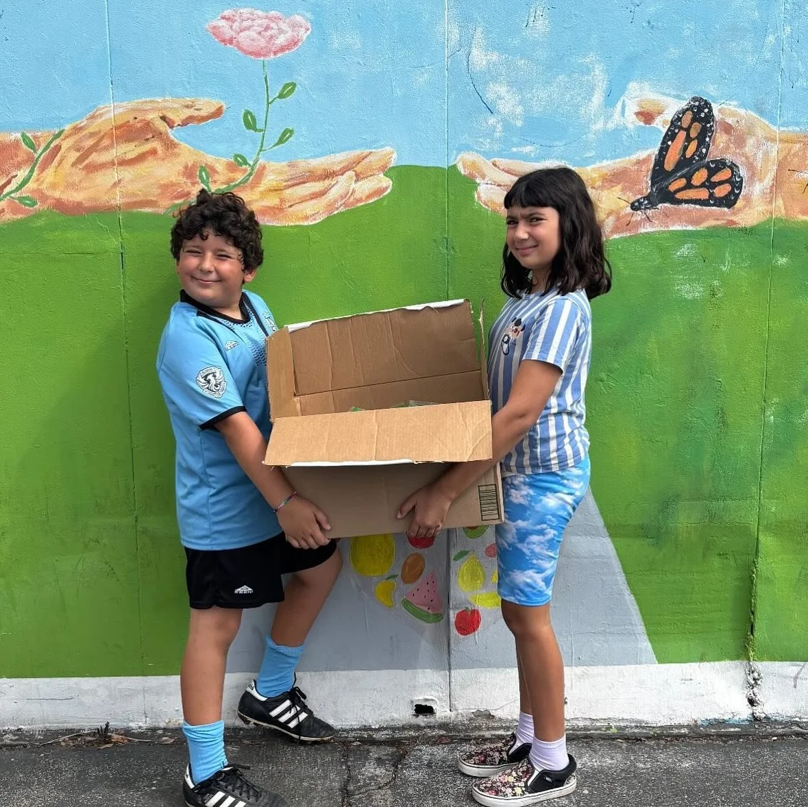 Take Care Club members dropped off assembled care kids for day laborers at the @pasadenajobcenter 🙌🏼 Thanks to all those who contributed to supplies, who helped with assembling, and writing or drawing notes for the packets. Check out @pasadenajobce