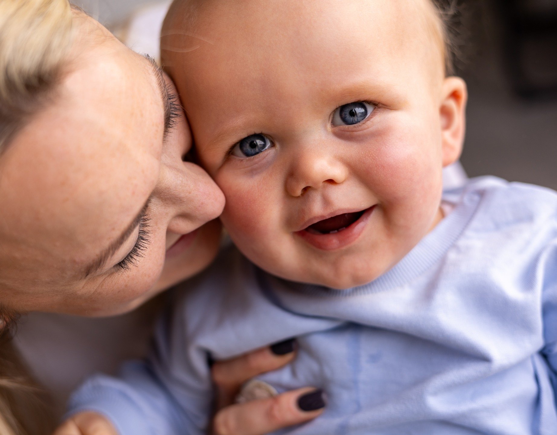Meet Louis &mdash; a little heartbreaker with eyes as blue as the sky 💙

#familyphotography #newbornphotoshoot #northeastphotographer #familyphotographer #inhomesession