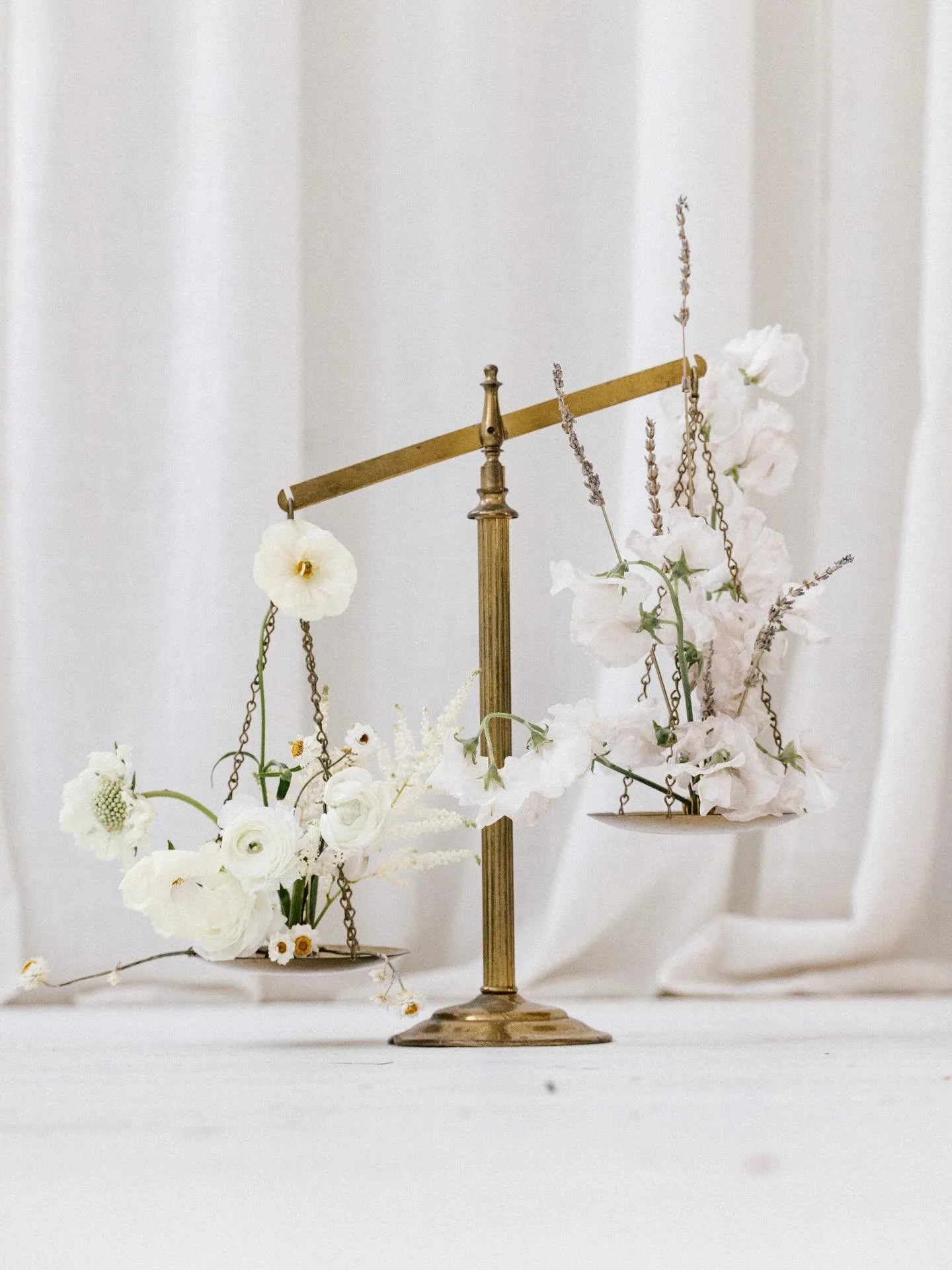 Flowers 🤝🏼 branding shoots 

Did you know that one of my new offers is brand shoot styling? These are some of my favoriteeee creative projects because the way flowers have the power to elevate a brand that has seemingly nothing to do with flowers i