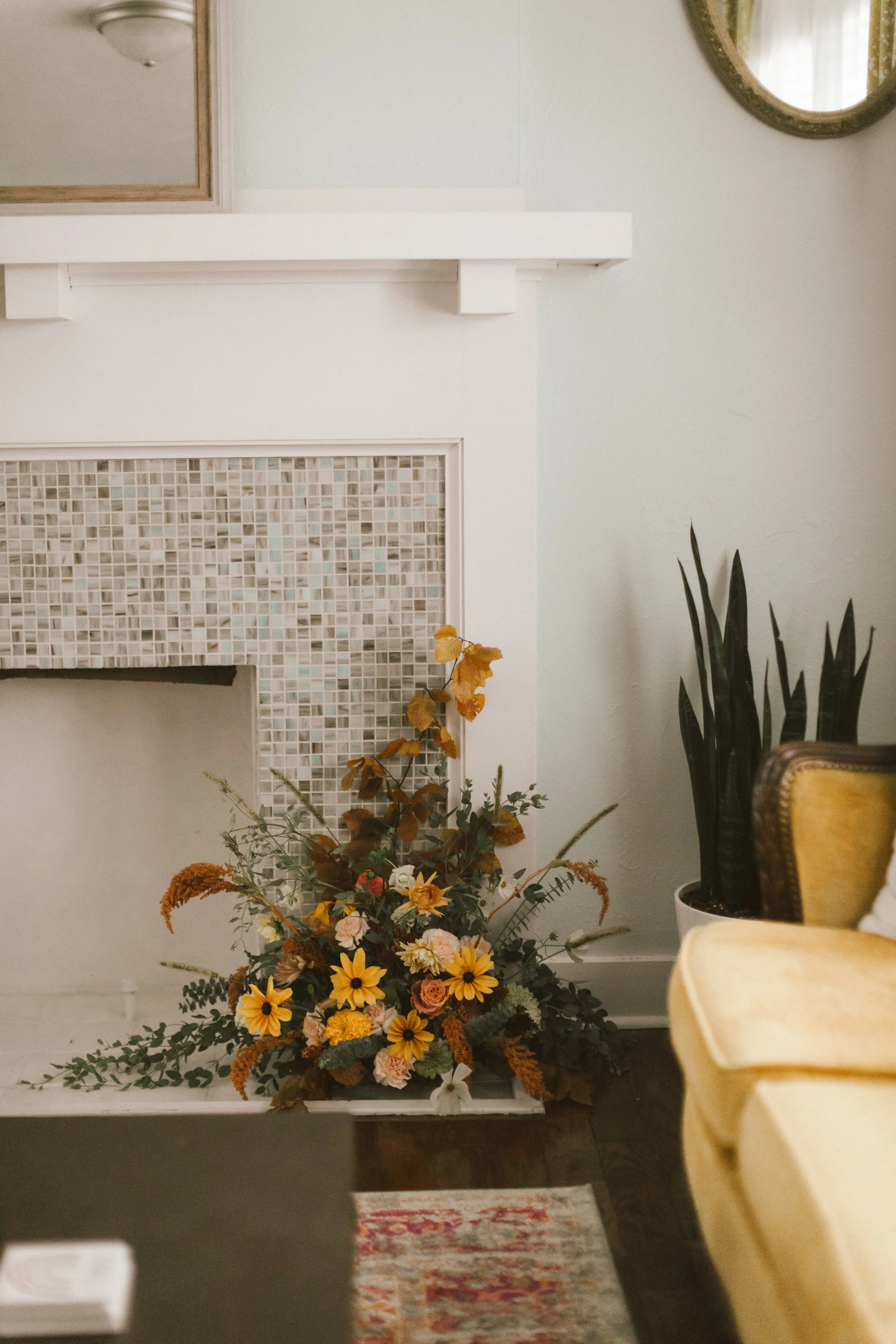 Photo of styled interior florals by Linnea Marie Photography