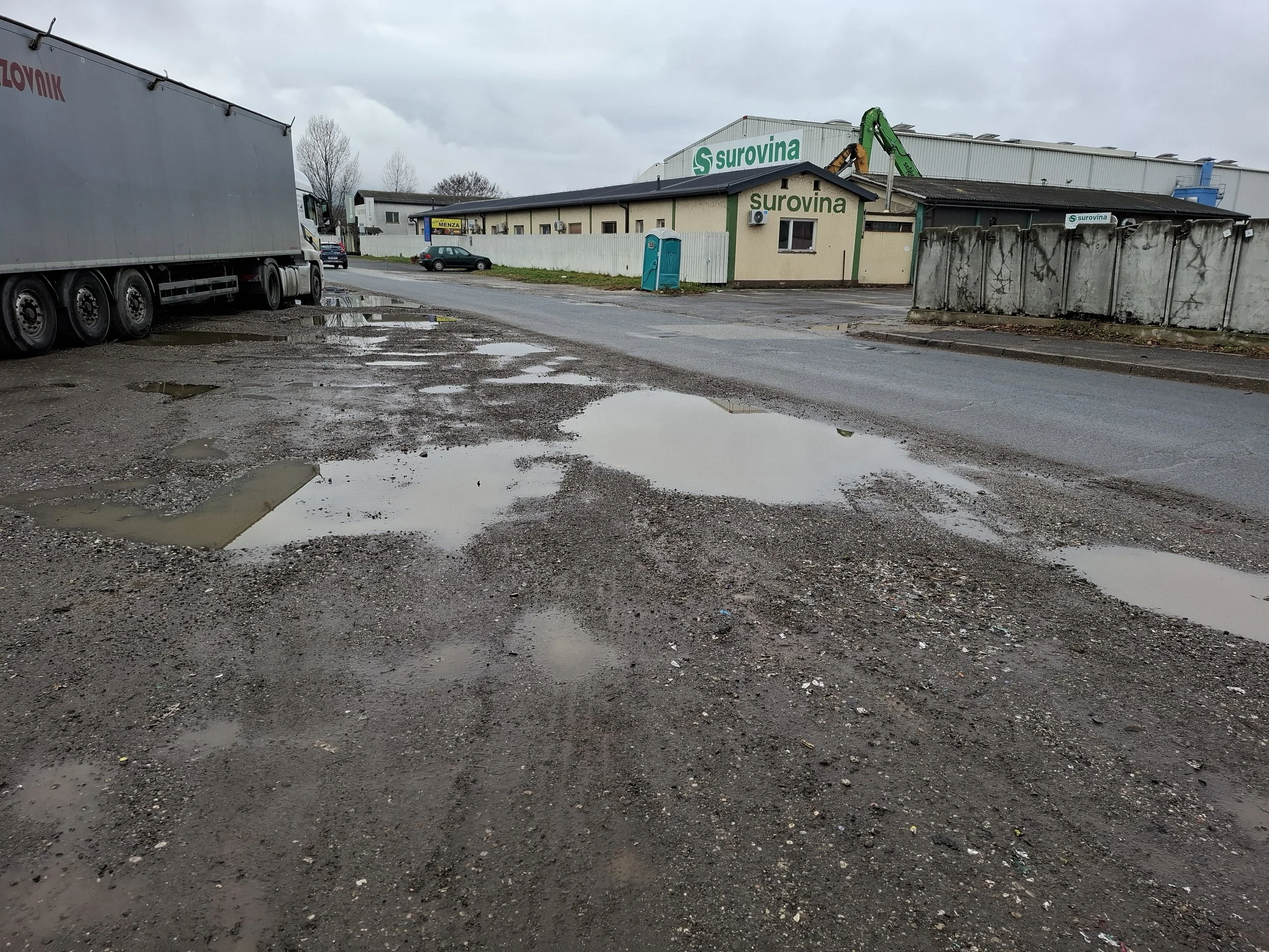 PARKIRIŠČE V LAHOVI ULICI PRI PODJETJU SUROVIN D.O.O.