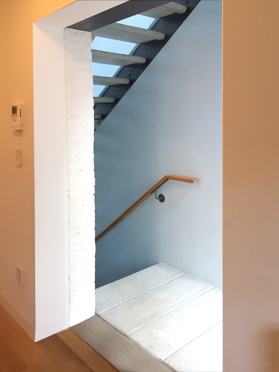 5_stair-landing_2ndFlr.jpg