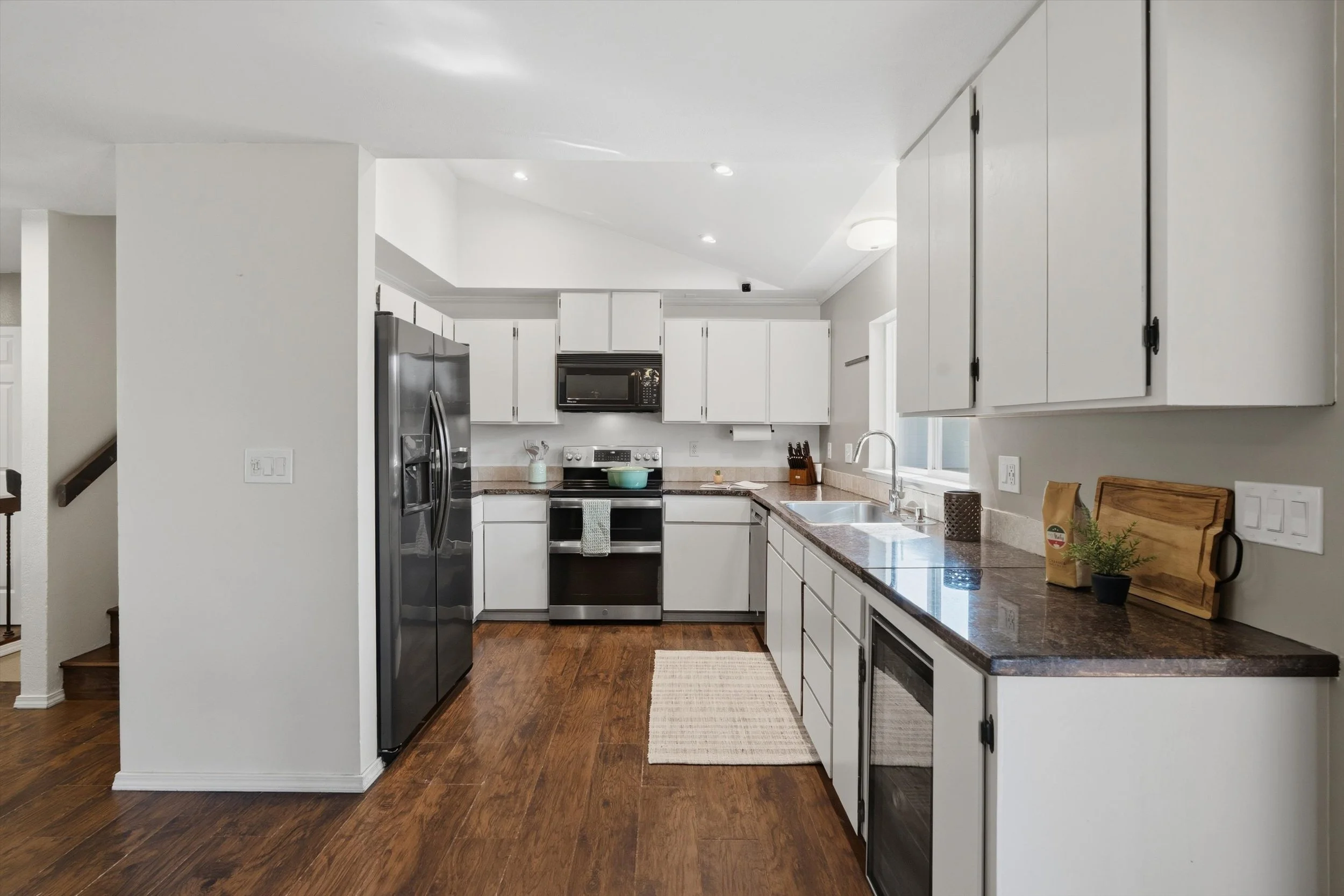 17-14320EnglewoodDrive-03562.jpg
