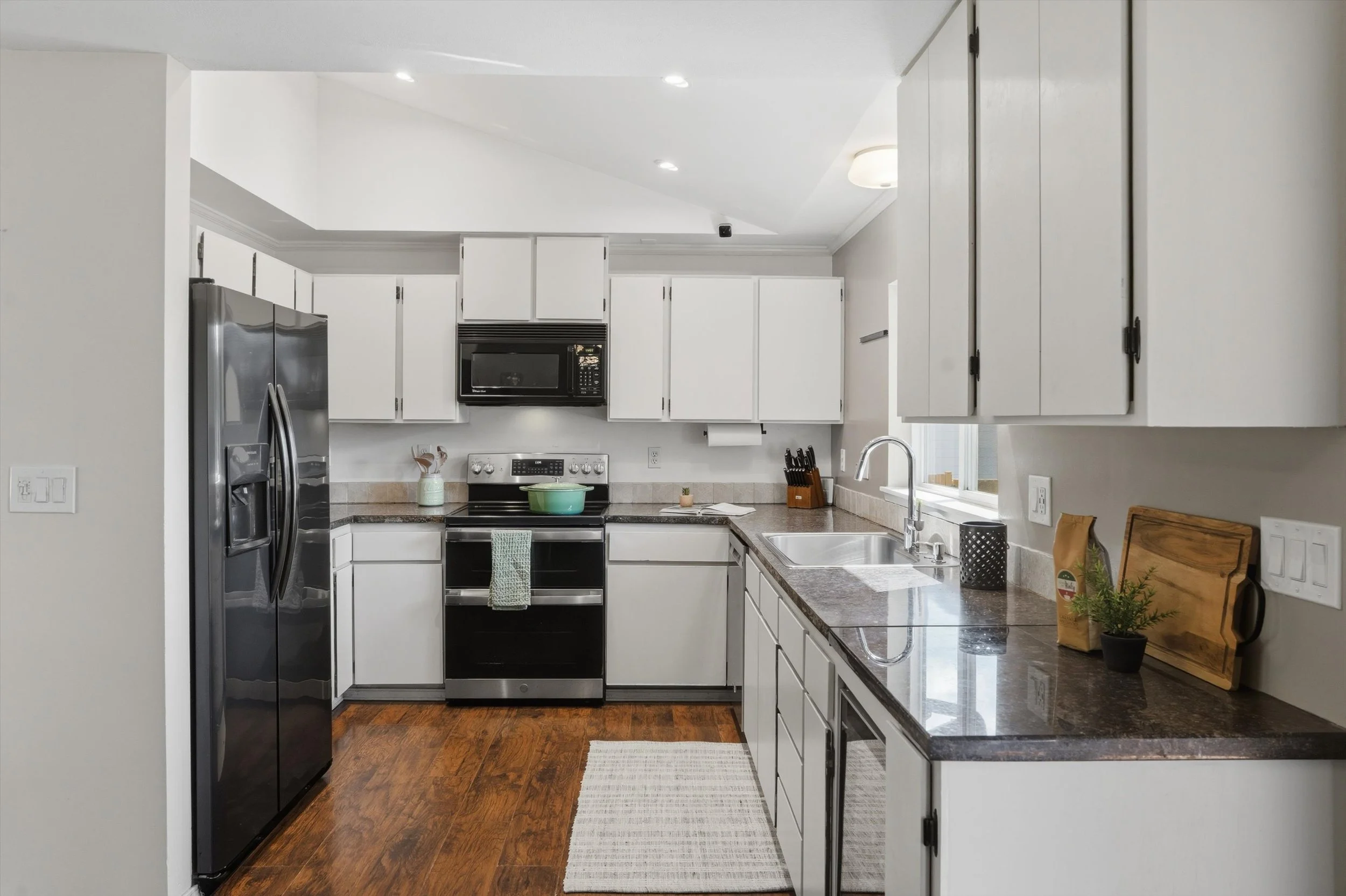 18-14320EnglewoodDrive-03574.jpg