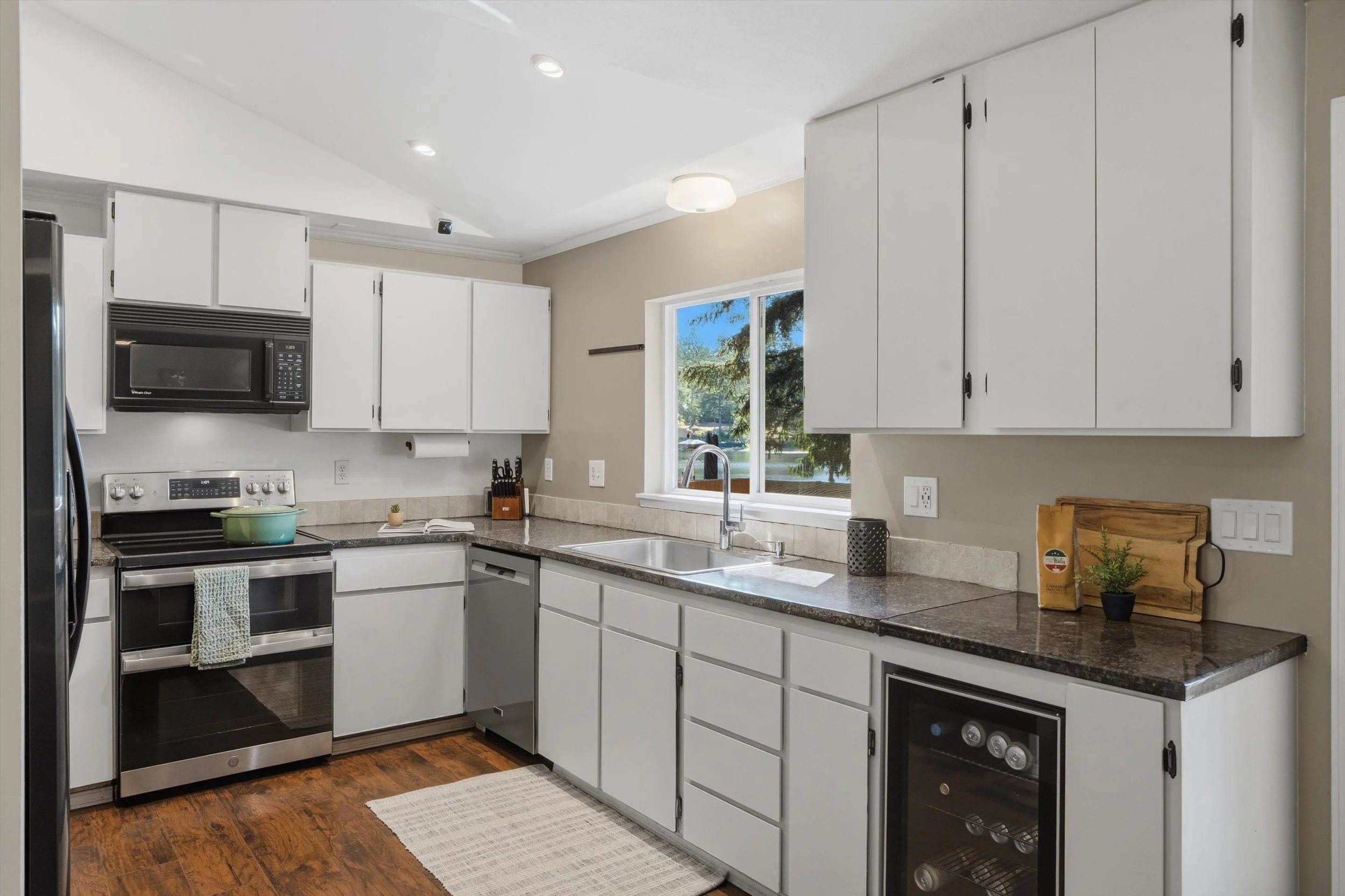 19-14320EnglewoodDrive-03577.jpg