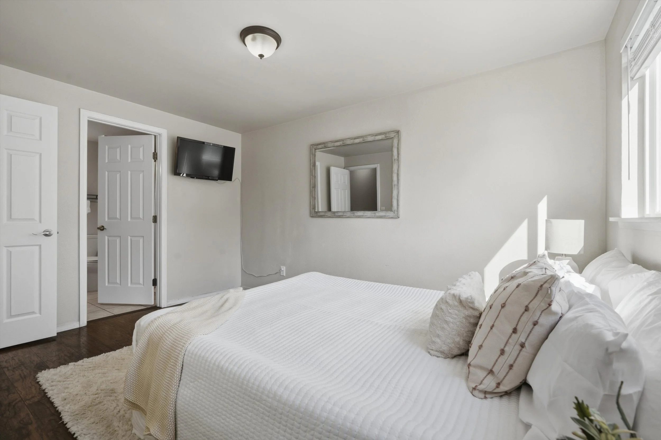 24-14320EnglewoodDrive-03406.jpg