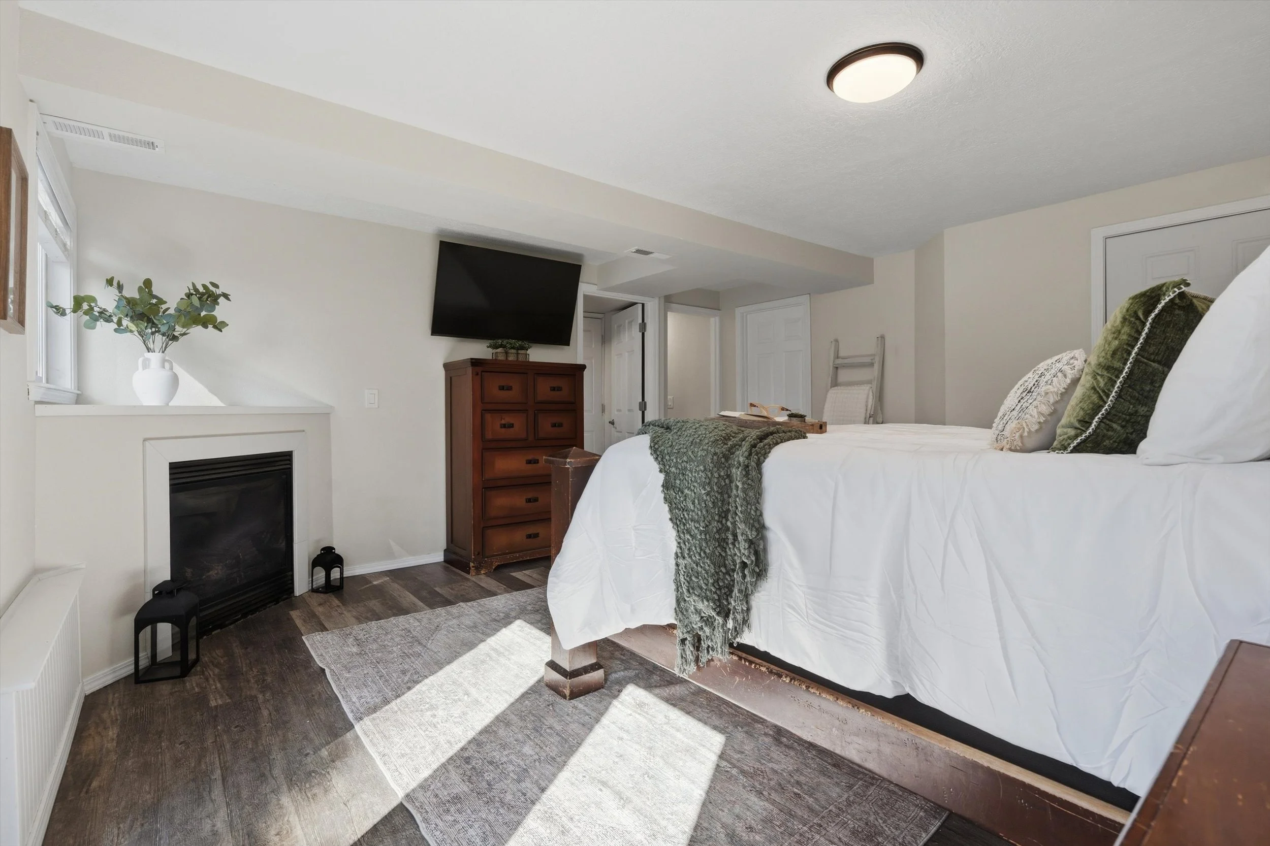 34-14320EnglewoodDrive-03499.jpg