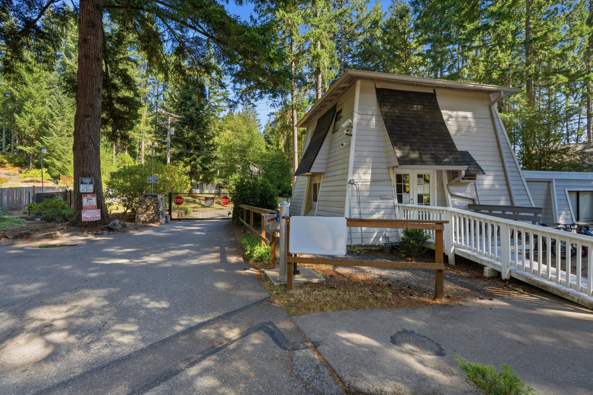 58-14320EnglewoodDrive-03751.jpg