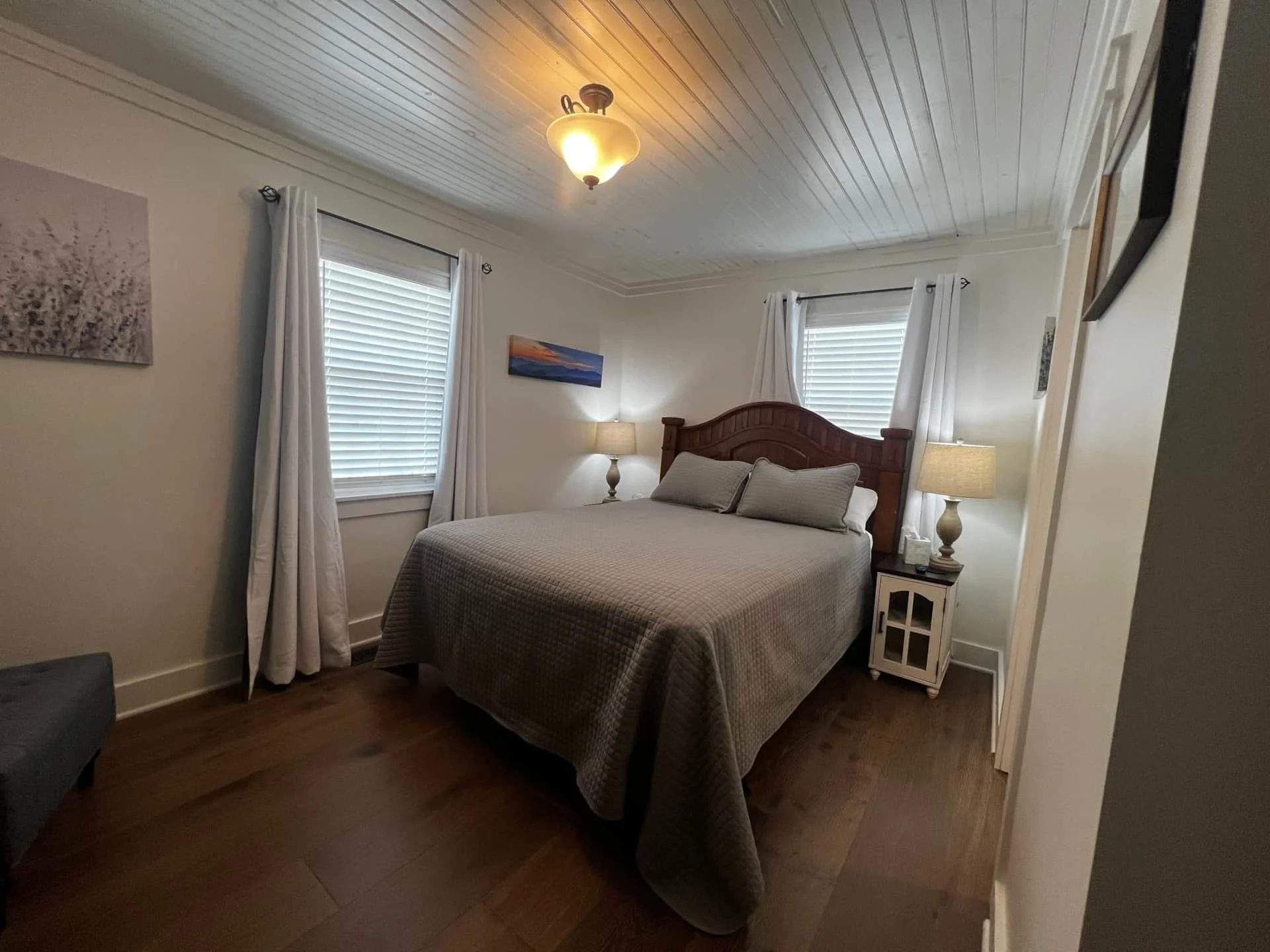Single queen bedroom