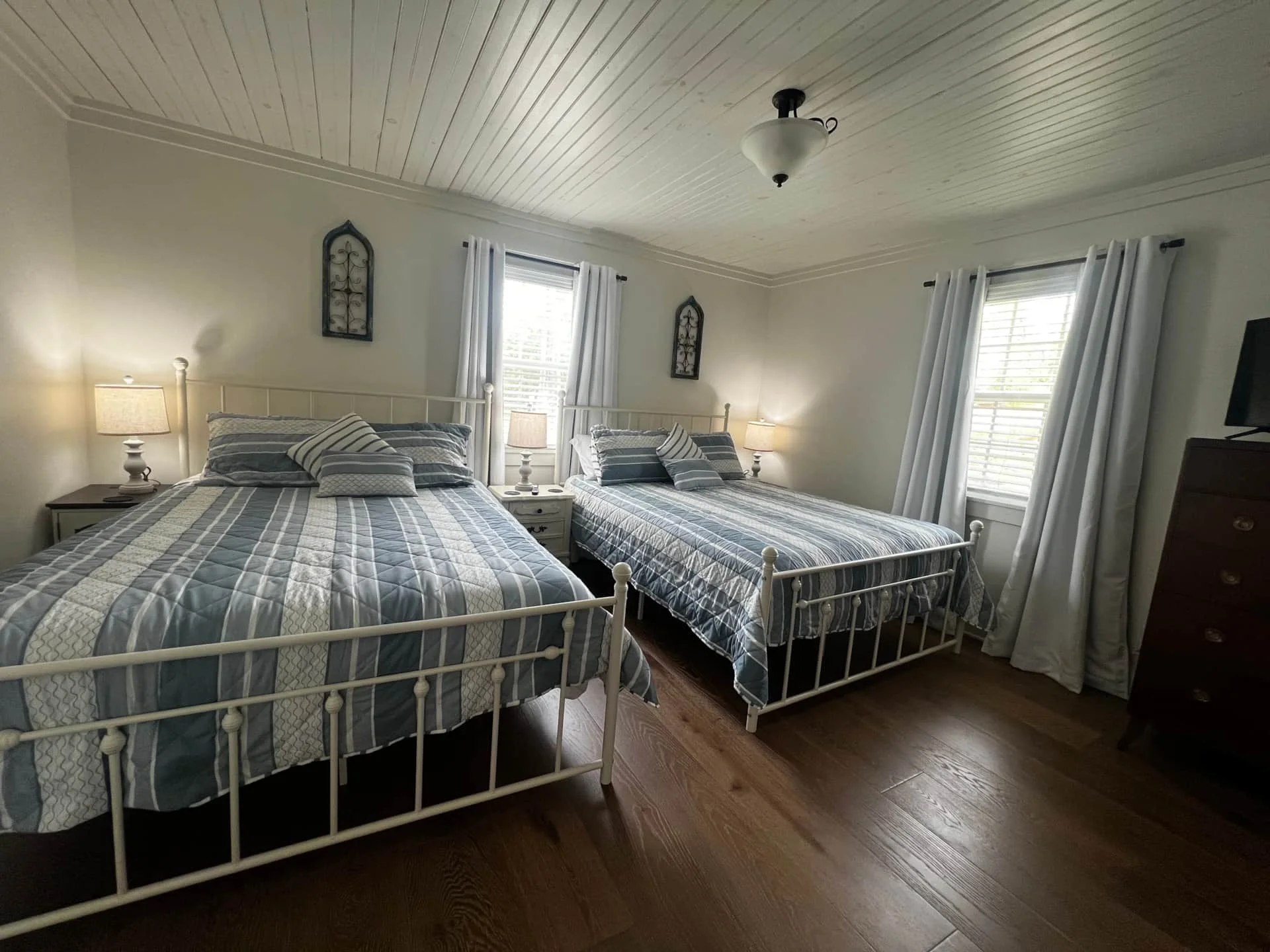 Double queen bedroom