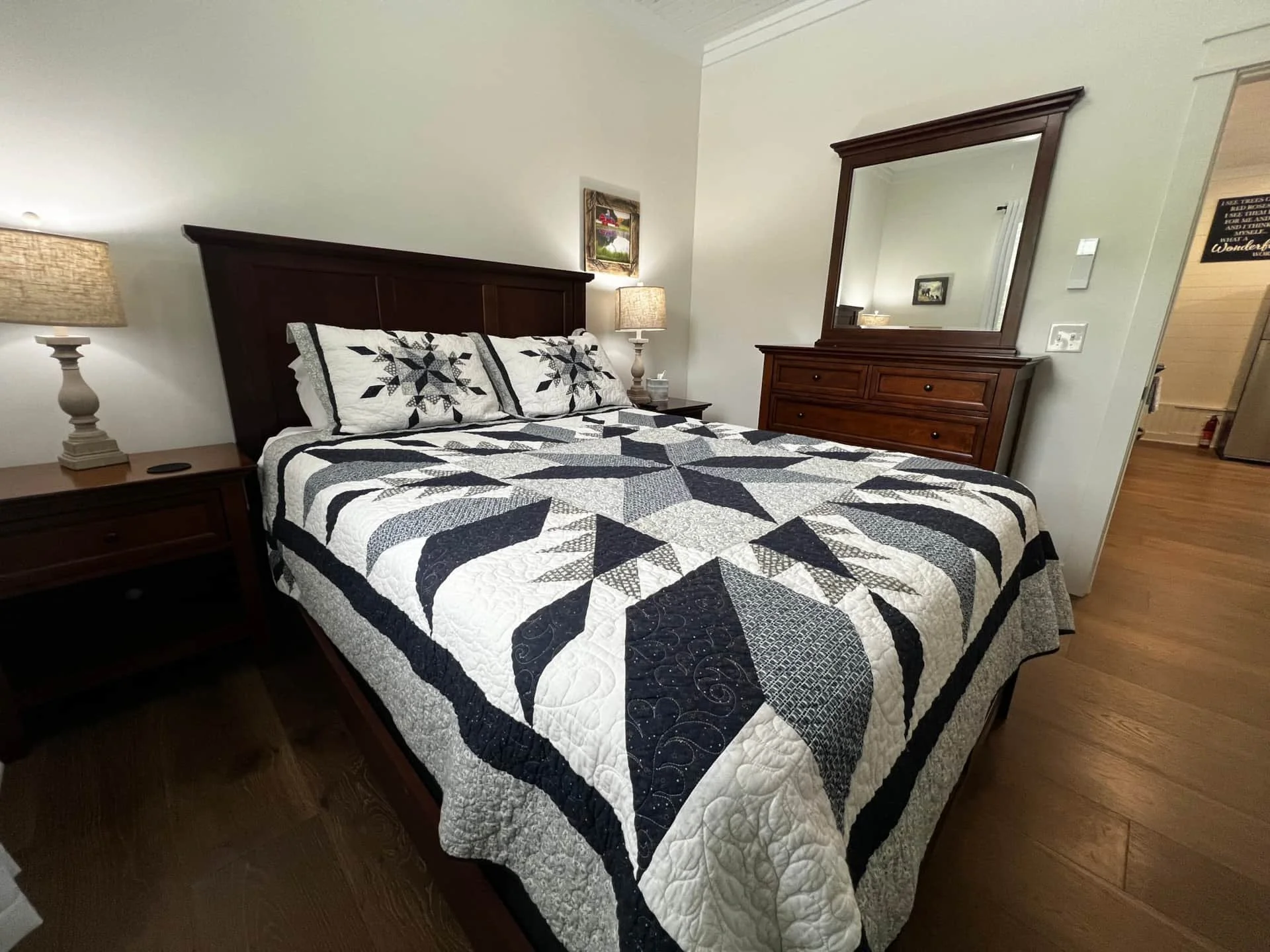 Single queen bedroom 2